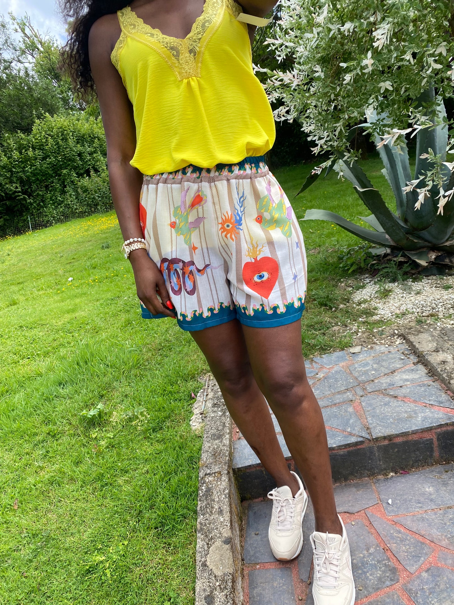 TOP DENTELLE  JAUNE   40/ 44 collection dolce vita