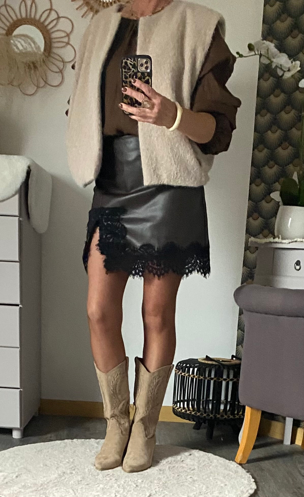 JUPE SHORT SIMILI MARRON   TAILLES:S OU M