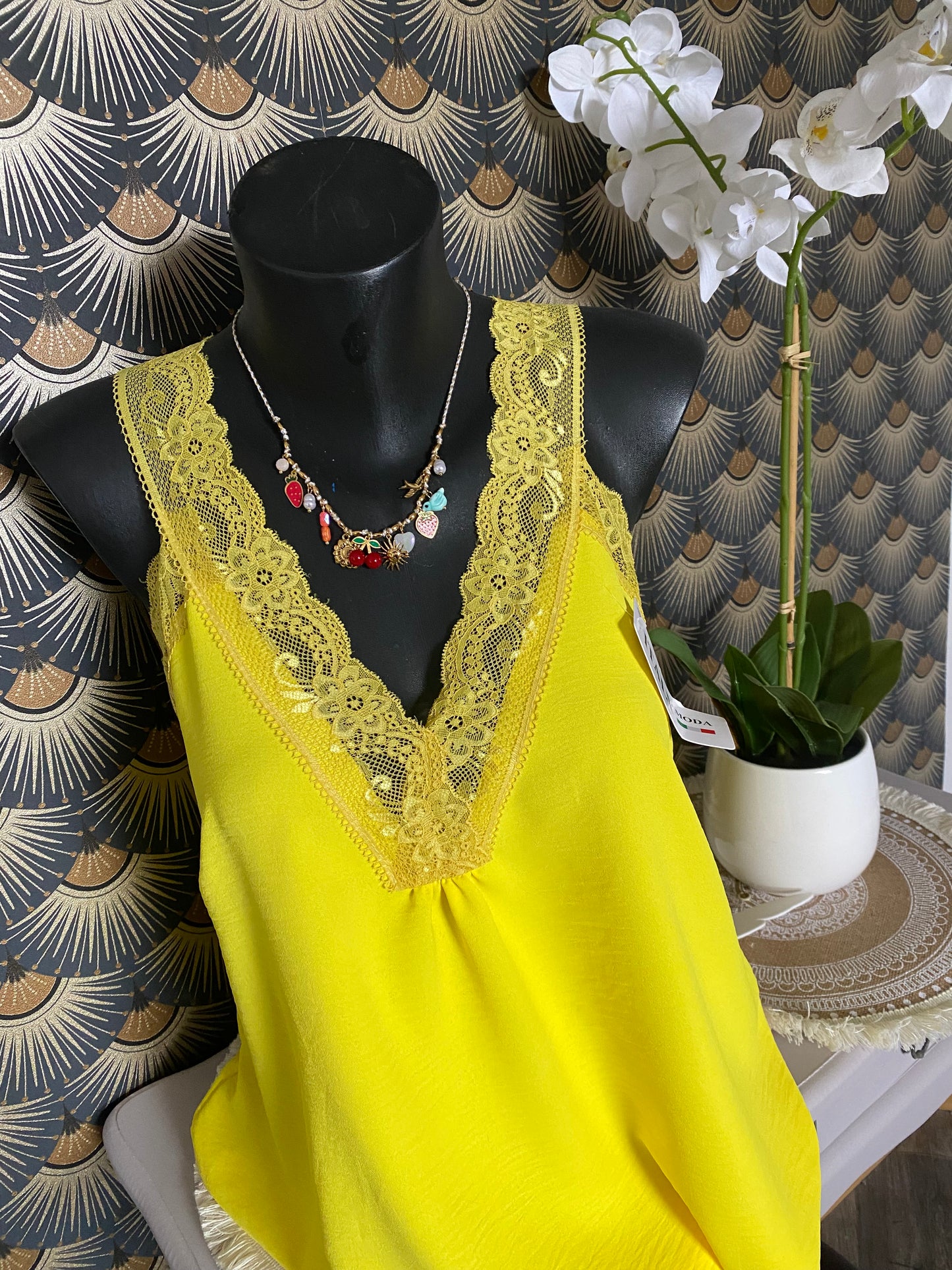 TOP DENTELLE  JAUNE   40/ 44 collection dolce vita