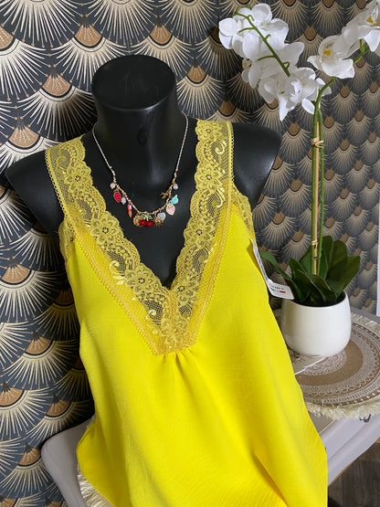 TOP DENTELLE  JAUNE   40/ 44 collection dolce vita
