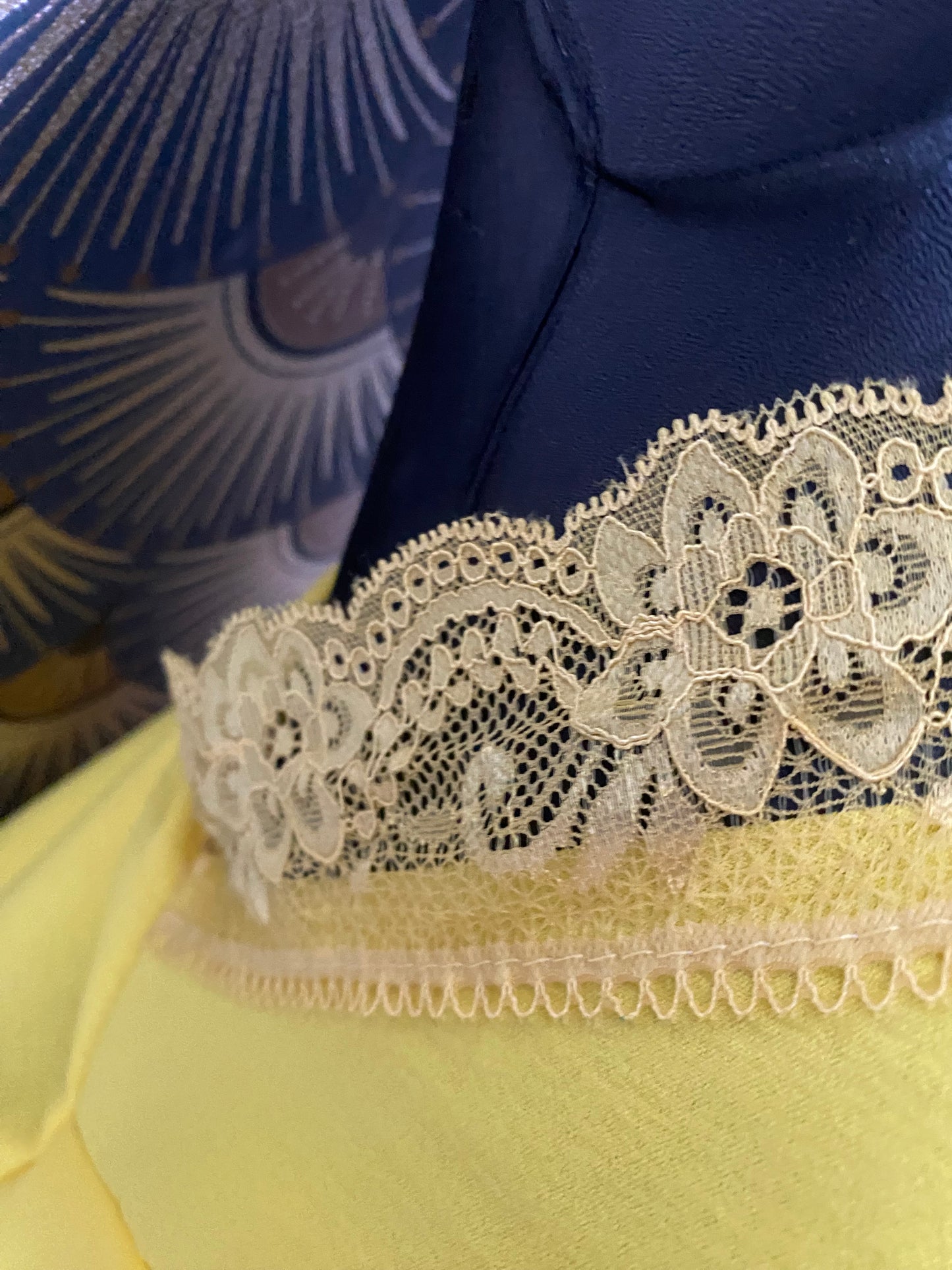 TOP DENTELLE  JAUNE   40/ 44 collection dolce vita