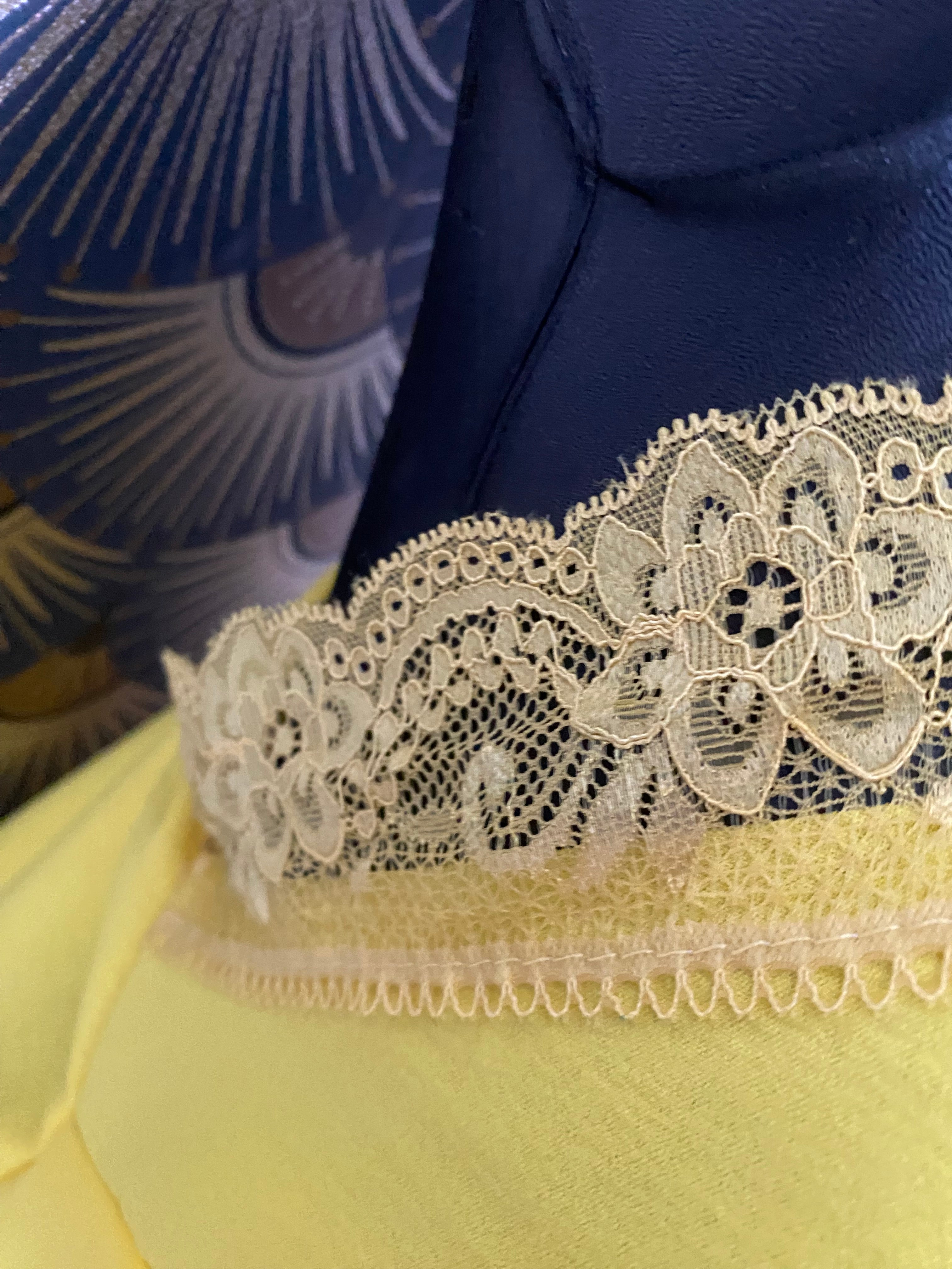 TOP DENTELLE  JAUNE   40/ 44 collection dolce vita