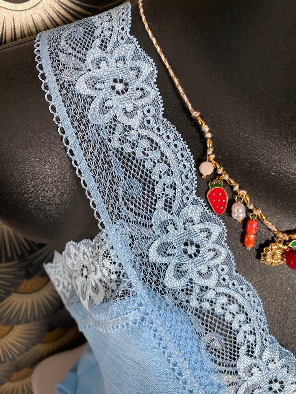 TOP DENTELLE  BLEU CIEL   40/ 44 collection dolce vita
