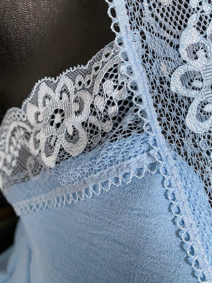 TOP DENTELLE  BLEU CIEL   40/ 44 collection dolce vita