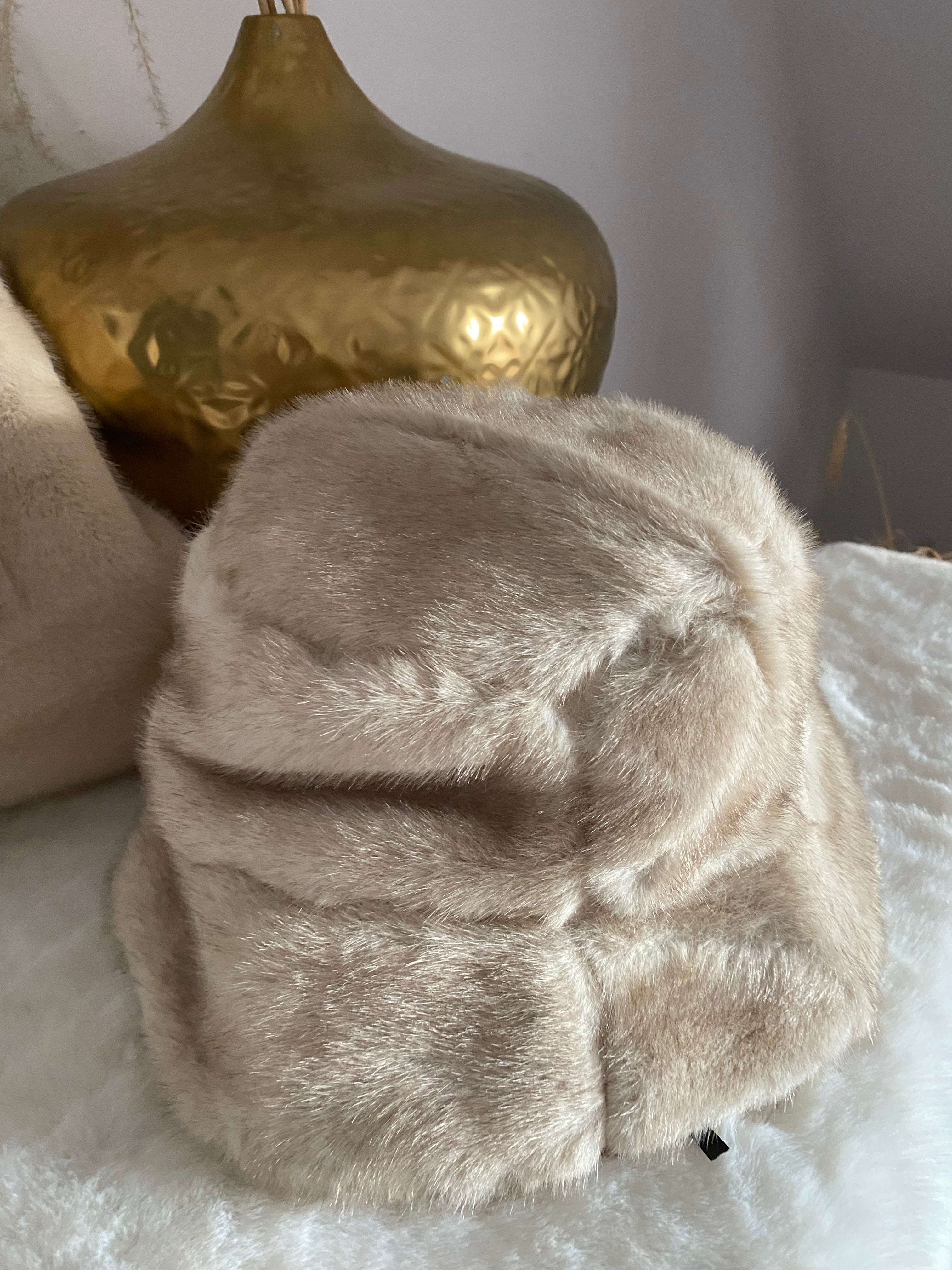 BOB FAUSSE FOURRURE BEIGE         ( categorie bonnet )