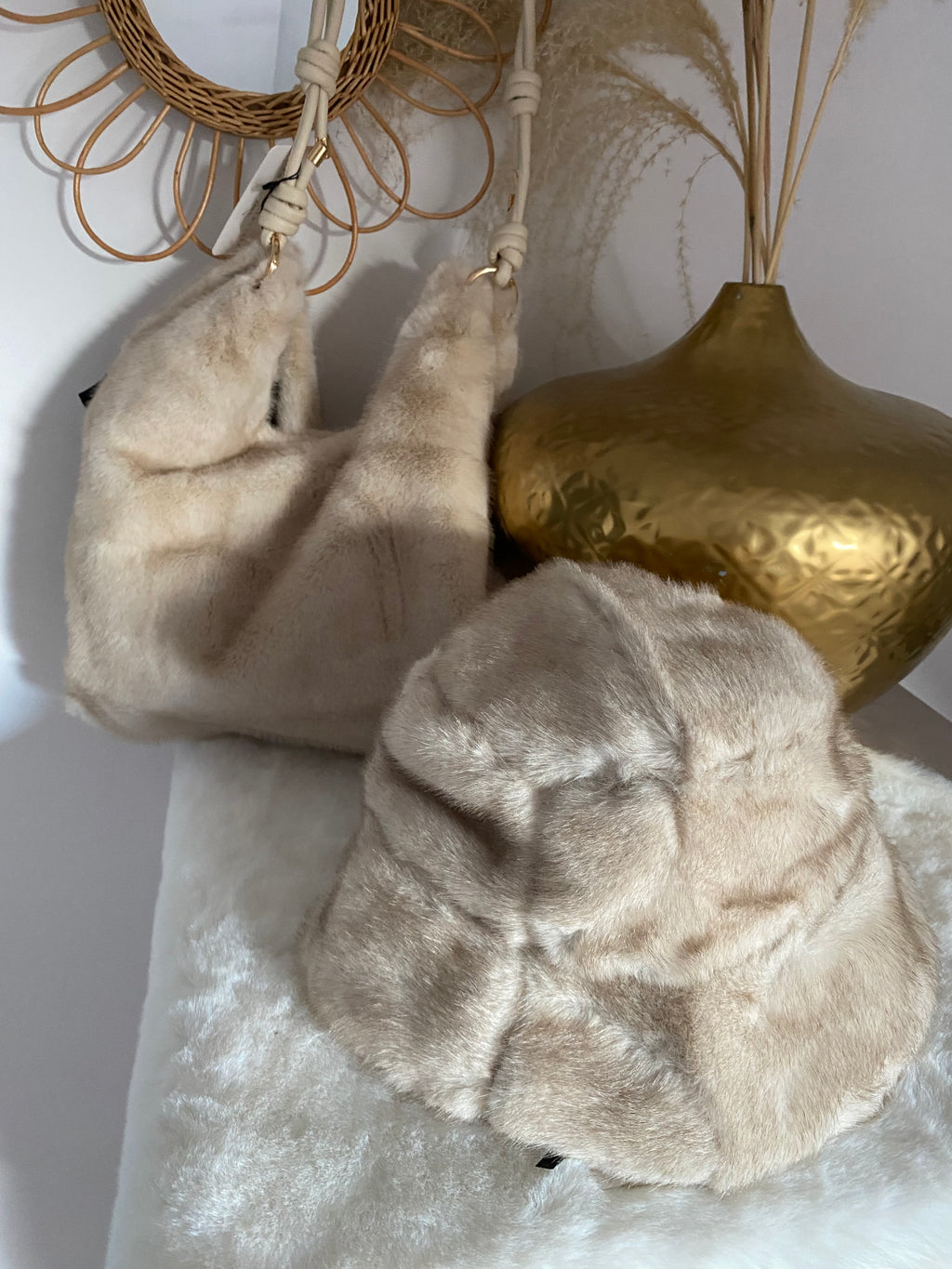 BOB FAUSSE FOURRURE BEIGE         ( categorie bonnet )