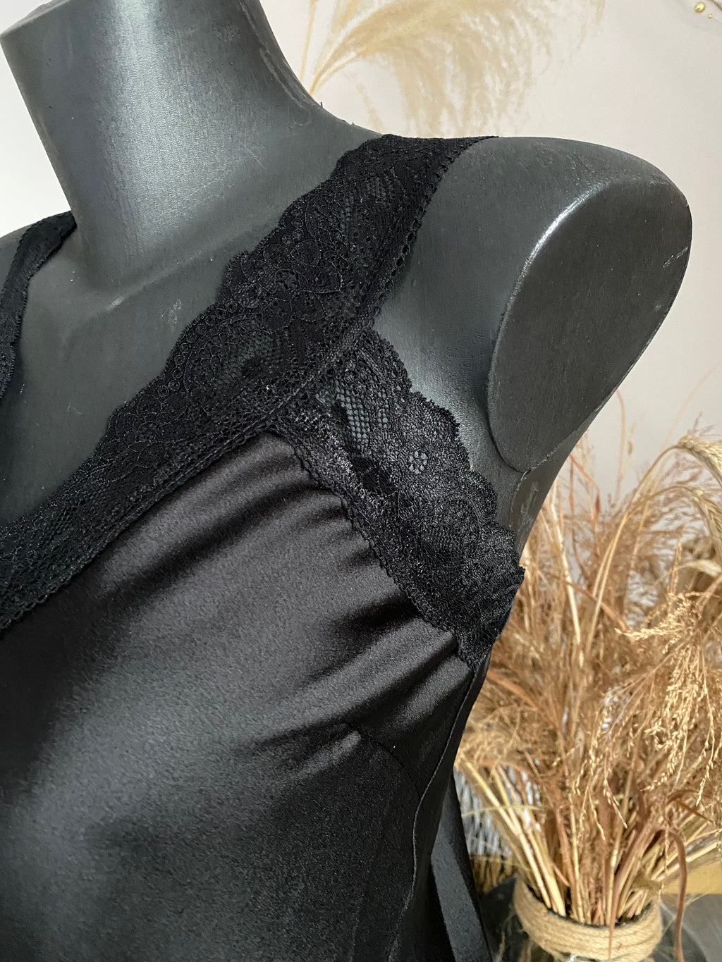 TOP DENTELLE  TROIS COLORIS ( noir , blanc, champagne)