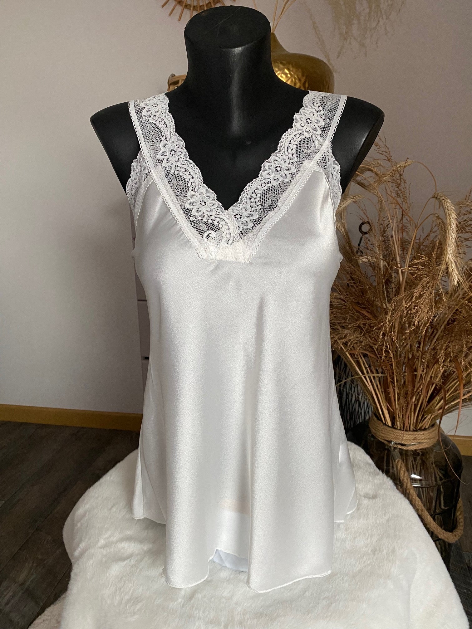 TOP DENTELLE  TROIS COLORIS ( noir , blanc, champagne)