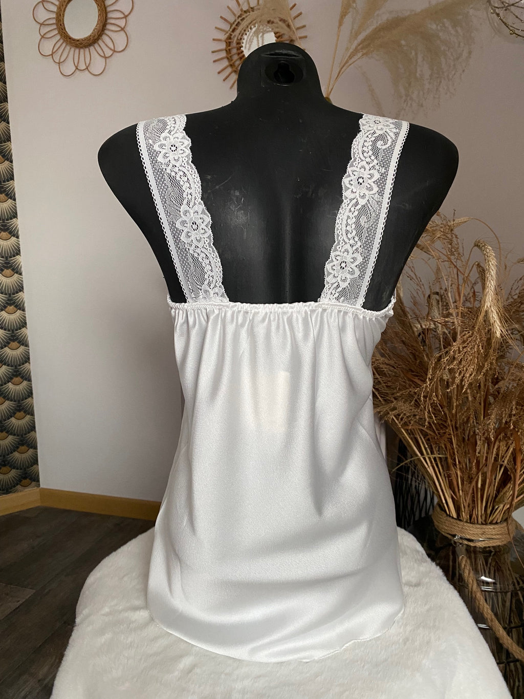 TOP DENTELLE  TROIS COLORIS ( noir , blanc, champagne)