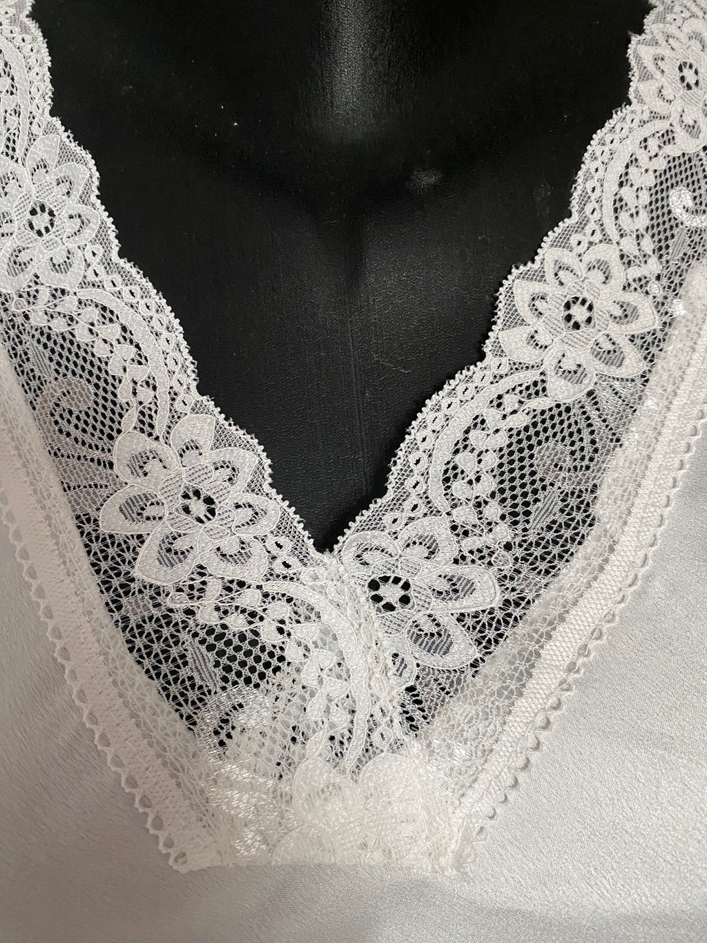 TOP DENTELLE  TROIS COLORIS ( noir , blanc, champagne)