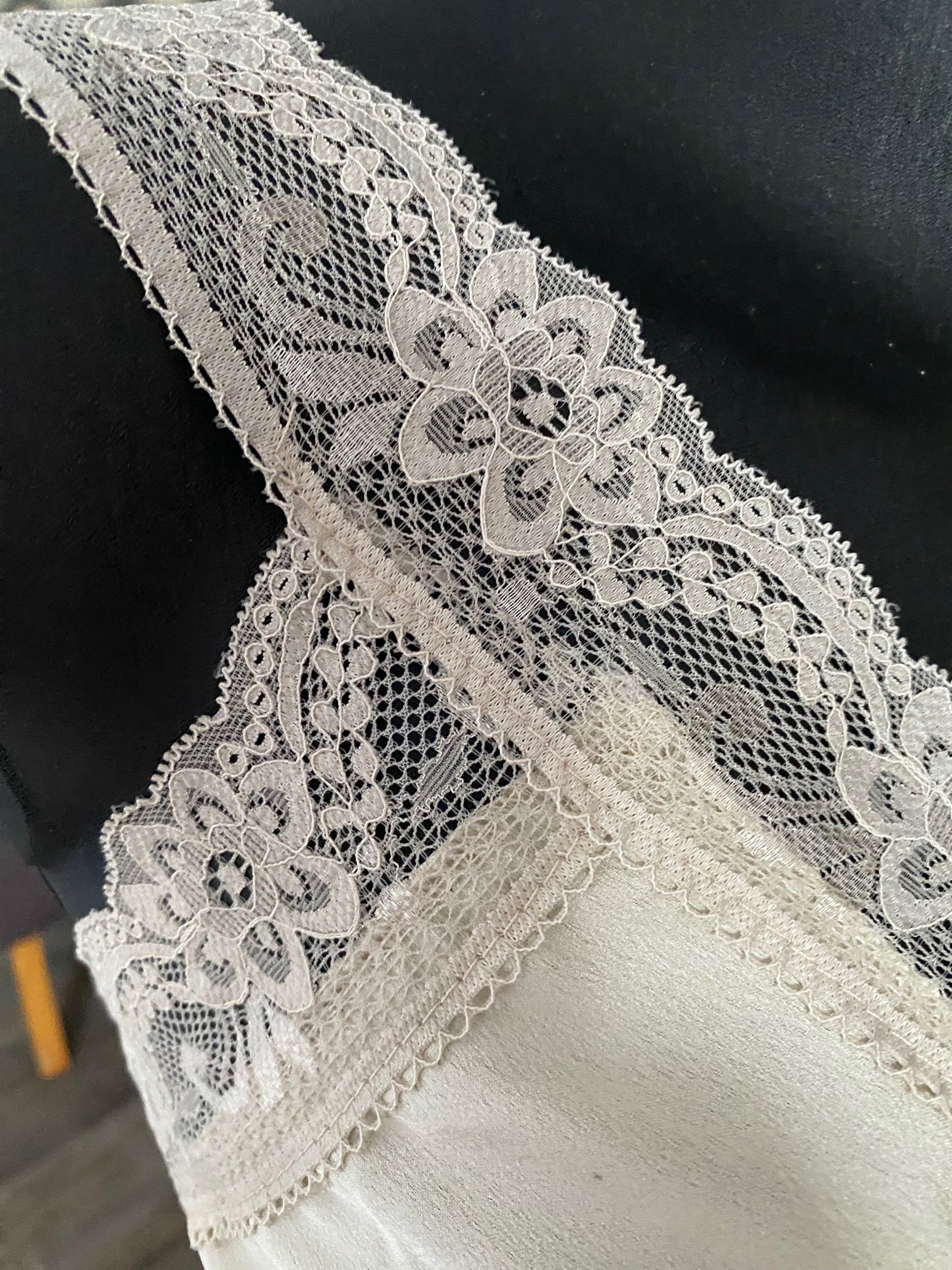 TOP DENTELLE  TROIS COLORIS ( noir , blanc, champagne)