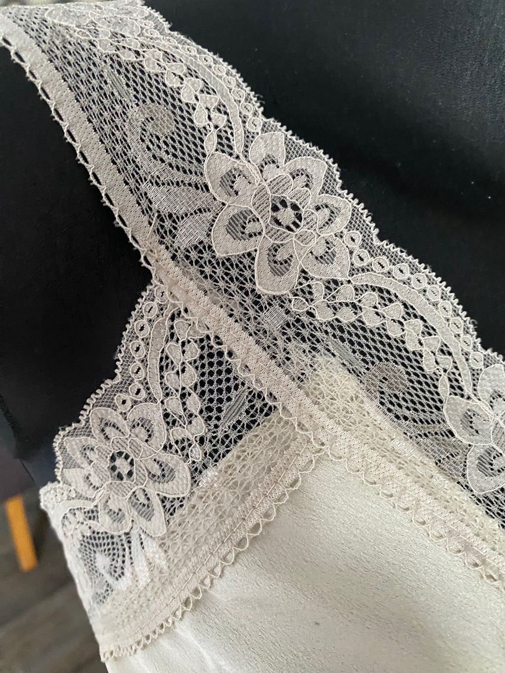 TOP DENTELLE  TROIS COLORIS ( noir , blanc, champagne)