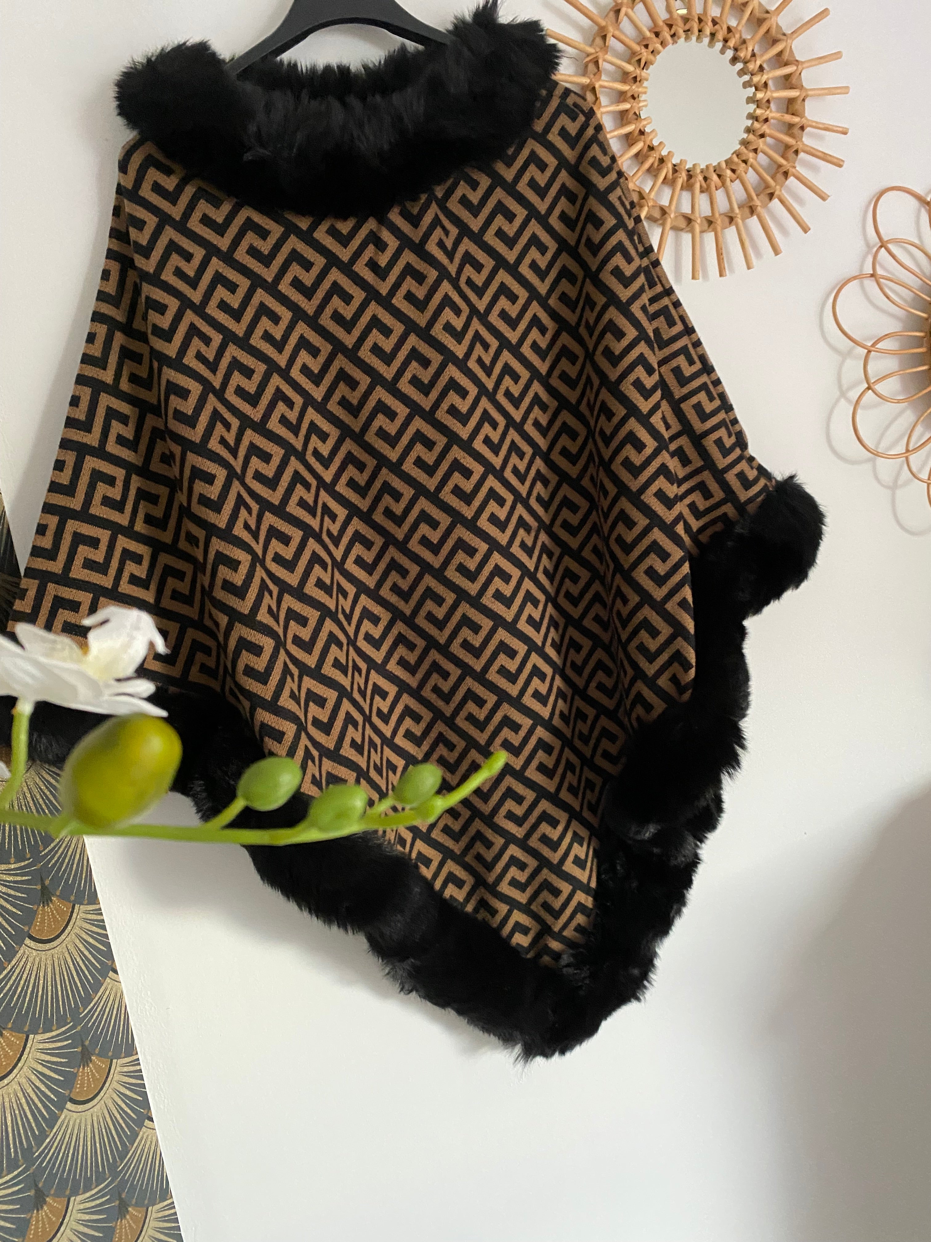 PONCHO CAPE AVEC FAUSSE FOURRURE IMPRIME   TU  (categorie veste )