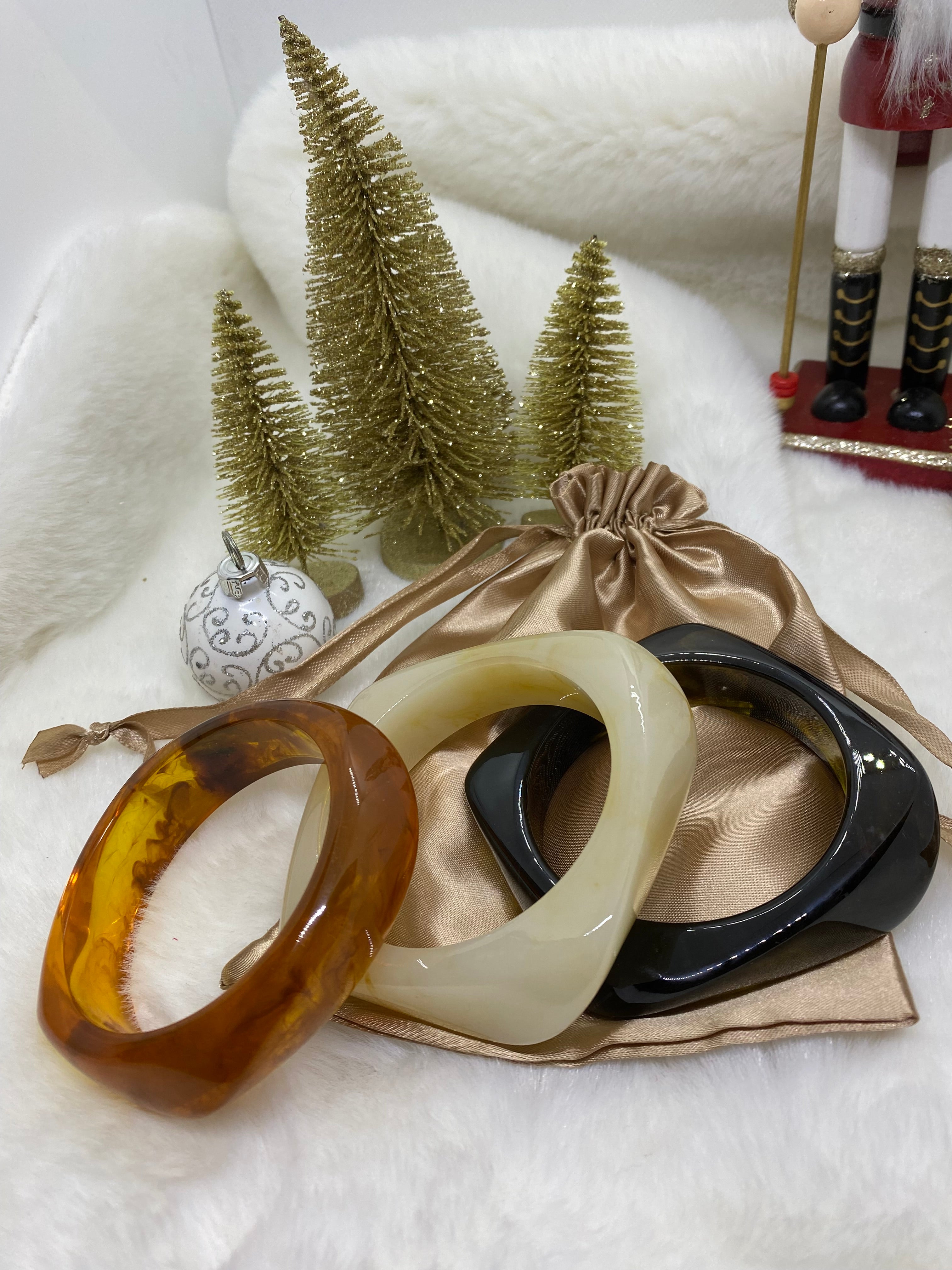 LOT DE TROIS BRACELETS RESINE  KAKI , IVOIRE,AMBRE