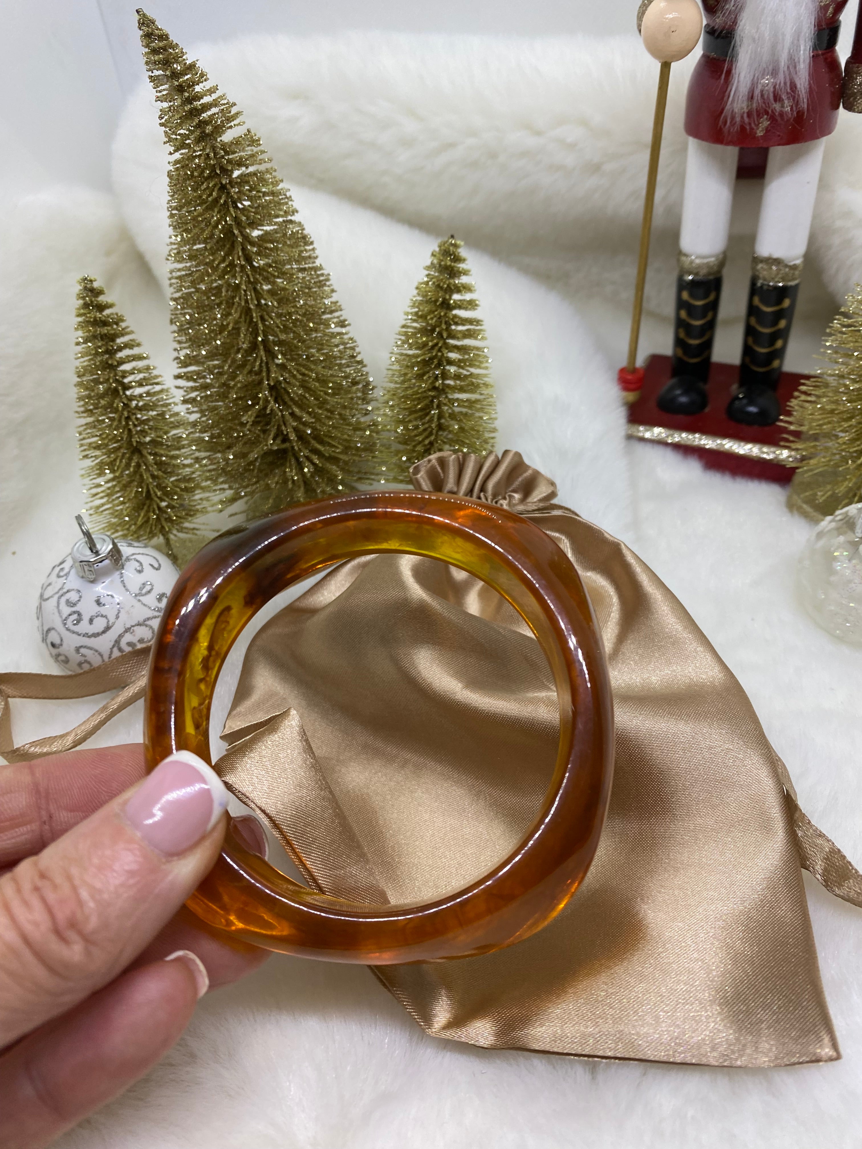 LOT DE TROIS BRACELETS RESINE  KAKI , IVOIRE,AMBRE