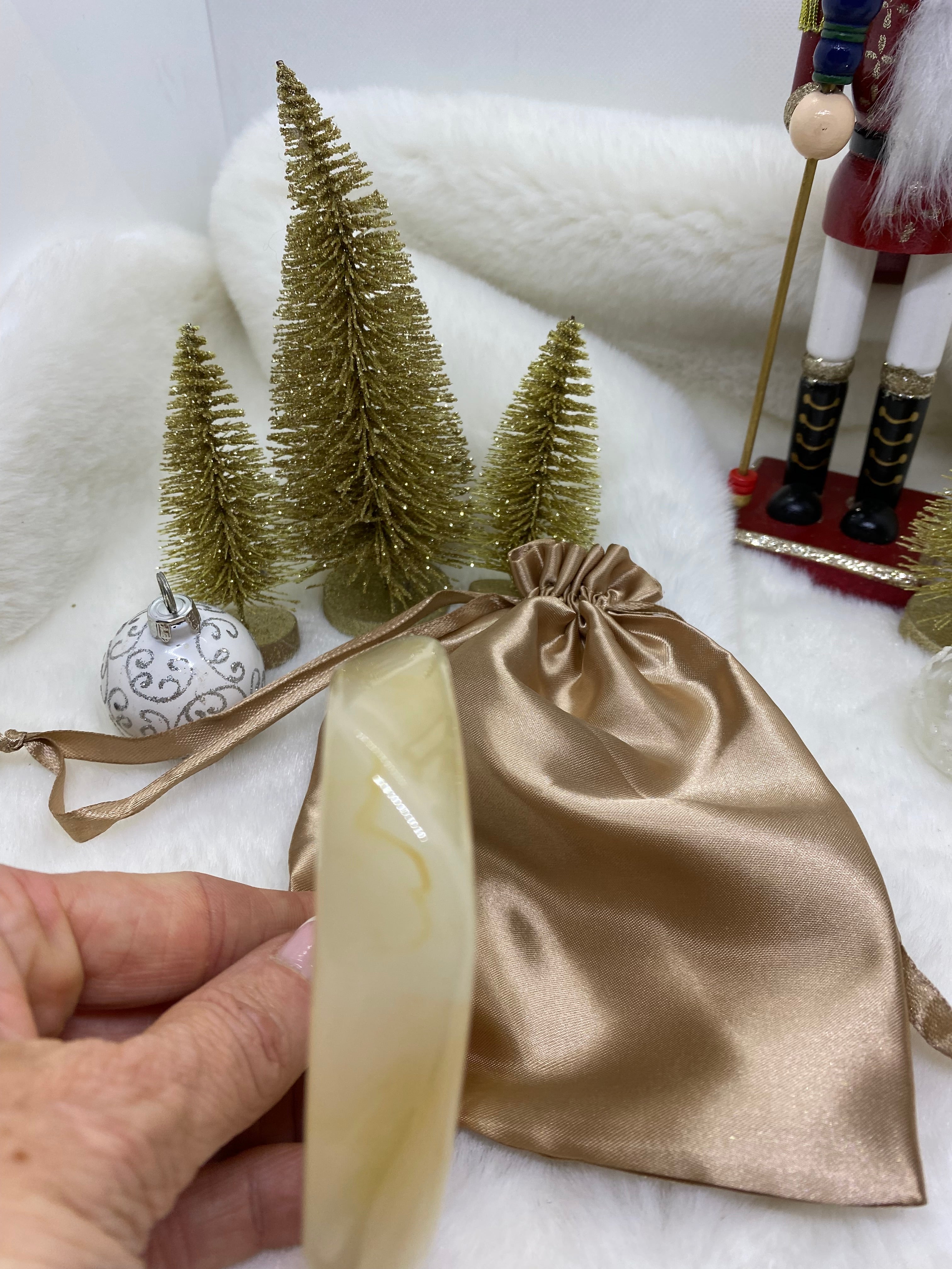 LOT DE TROIS BRACELETS RESINE  KAKI , IVOIRE,AMBRE