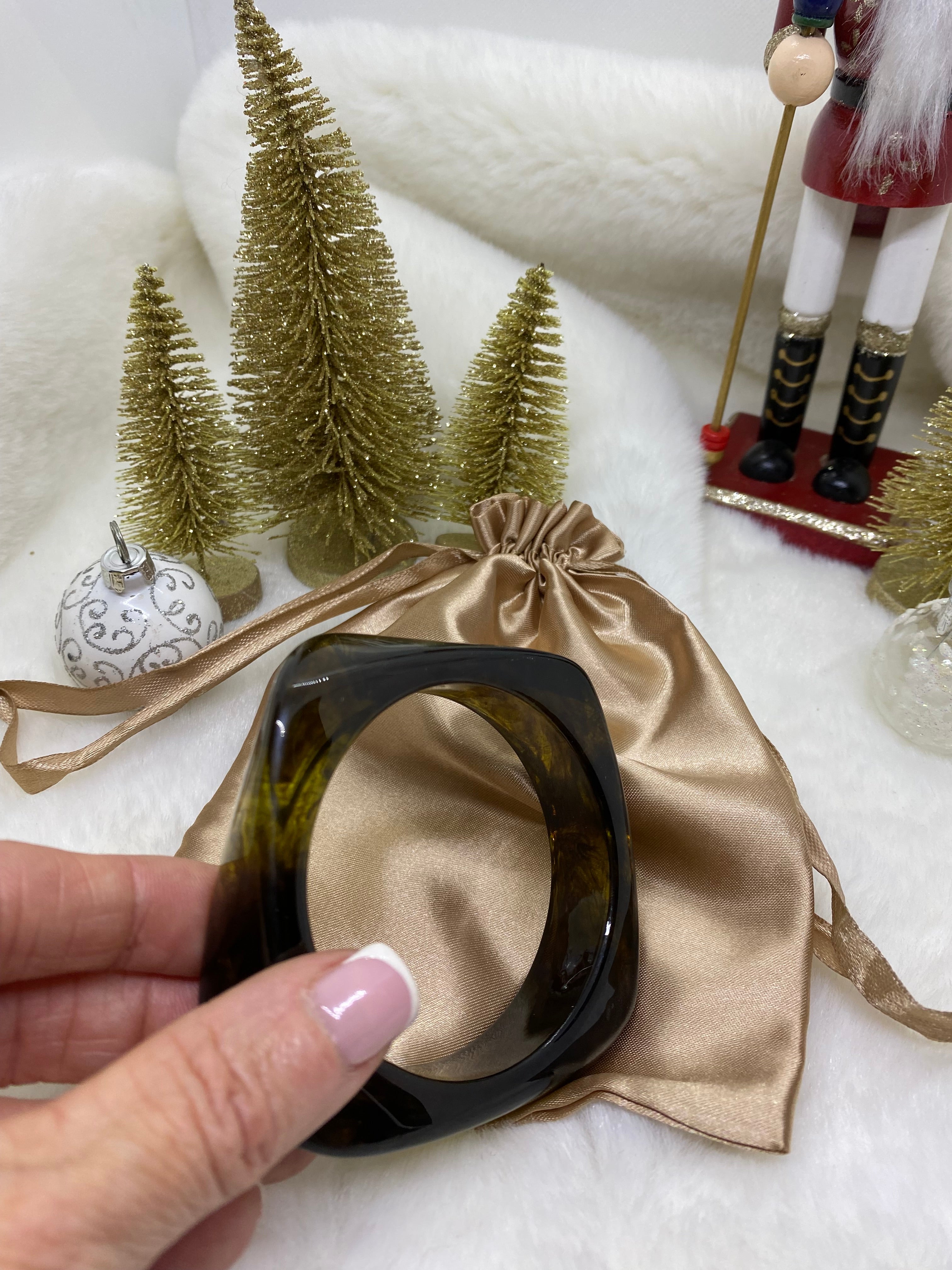 LOT DE TROIS BRACELETS RESINE  KAKI , IVOIRE,AMBRE