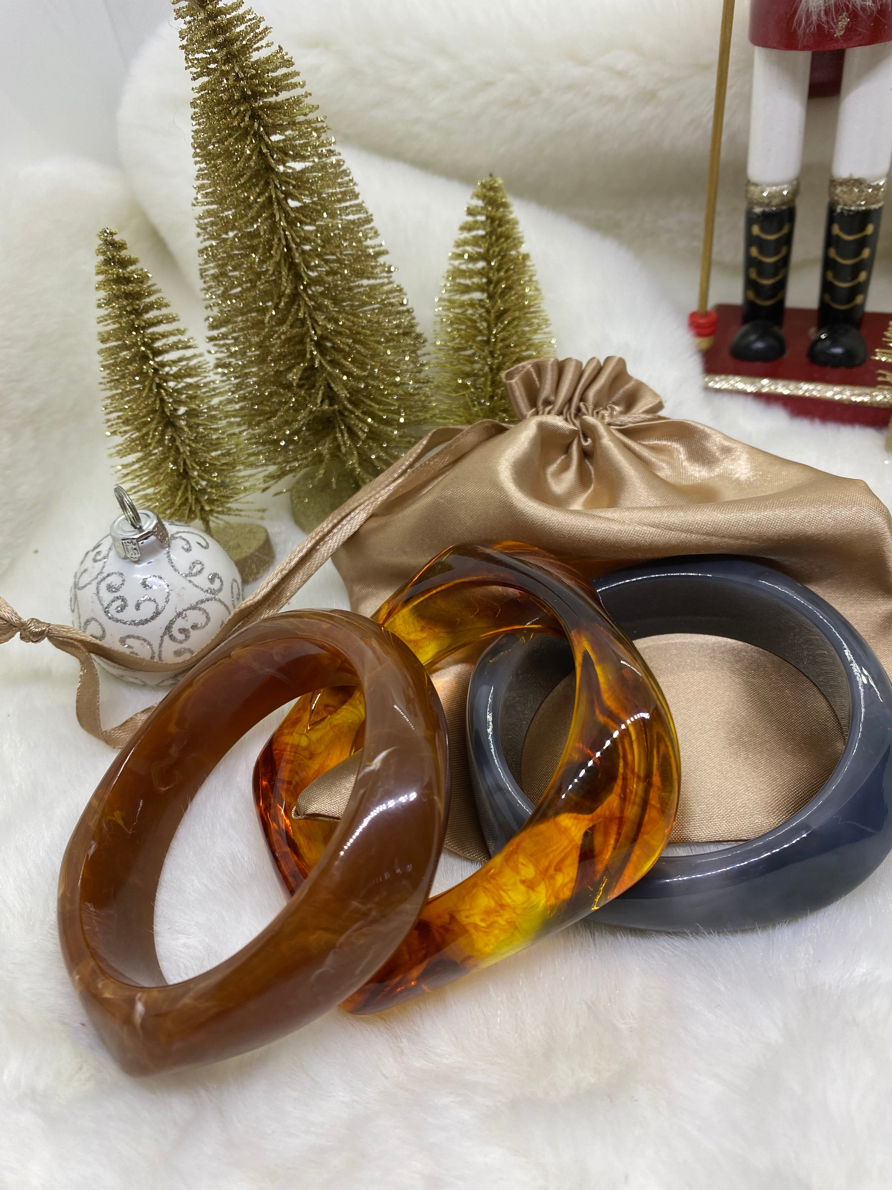 LOT DE TROIS BRACELETS RESINE  CAMEL , NOIR , AMBRE