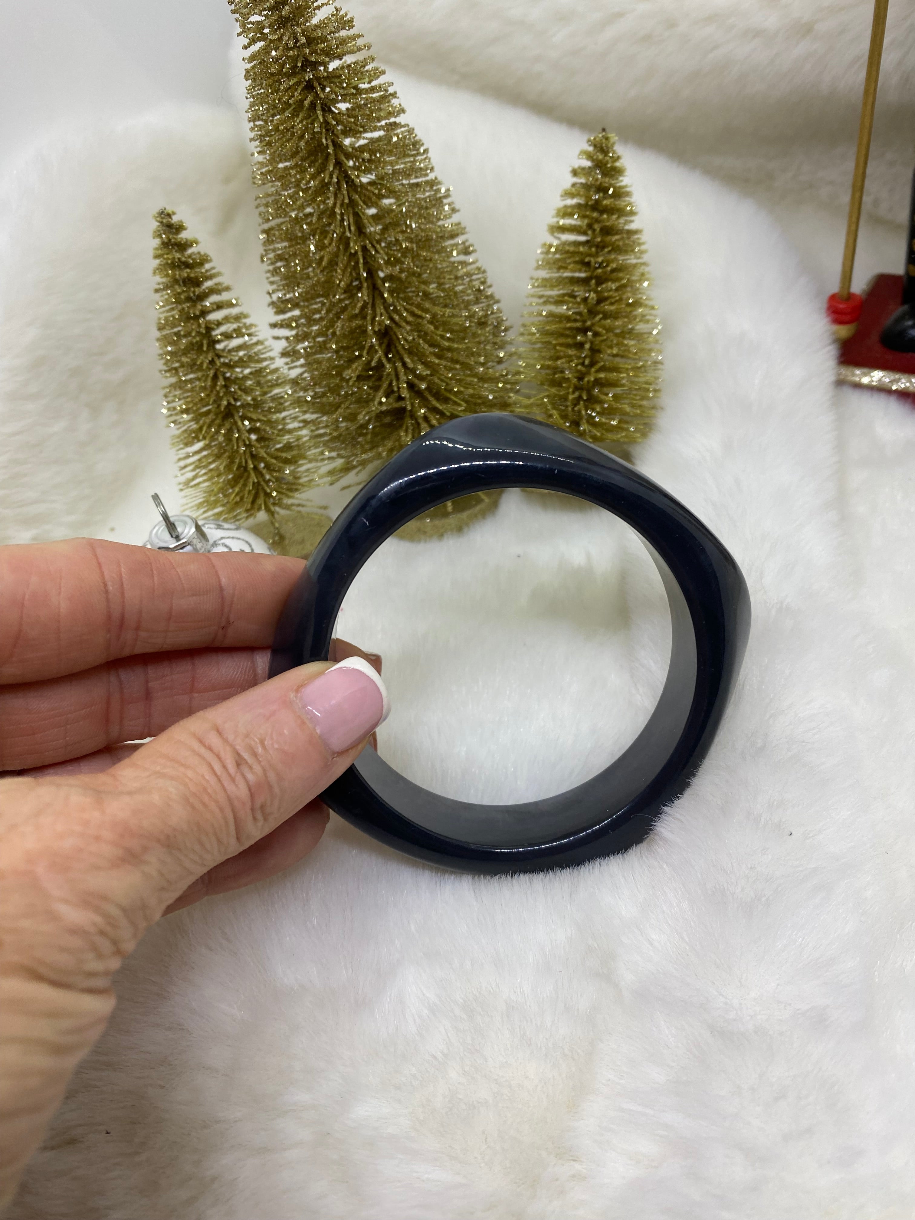 LOT DE TROIS BRACELETS RESINE  CAMEL , NOIR , AMBRE