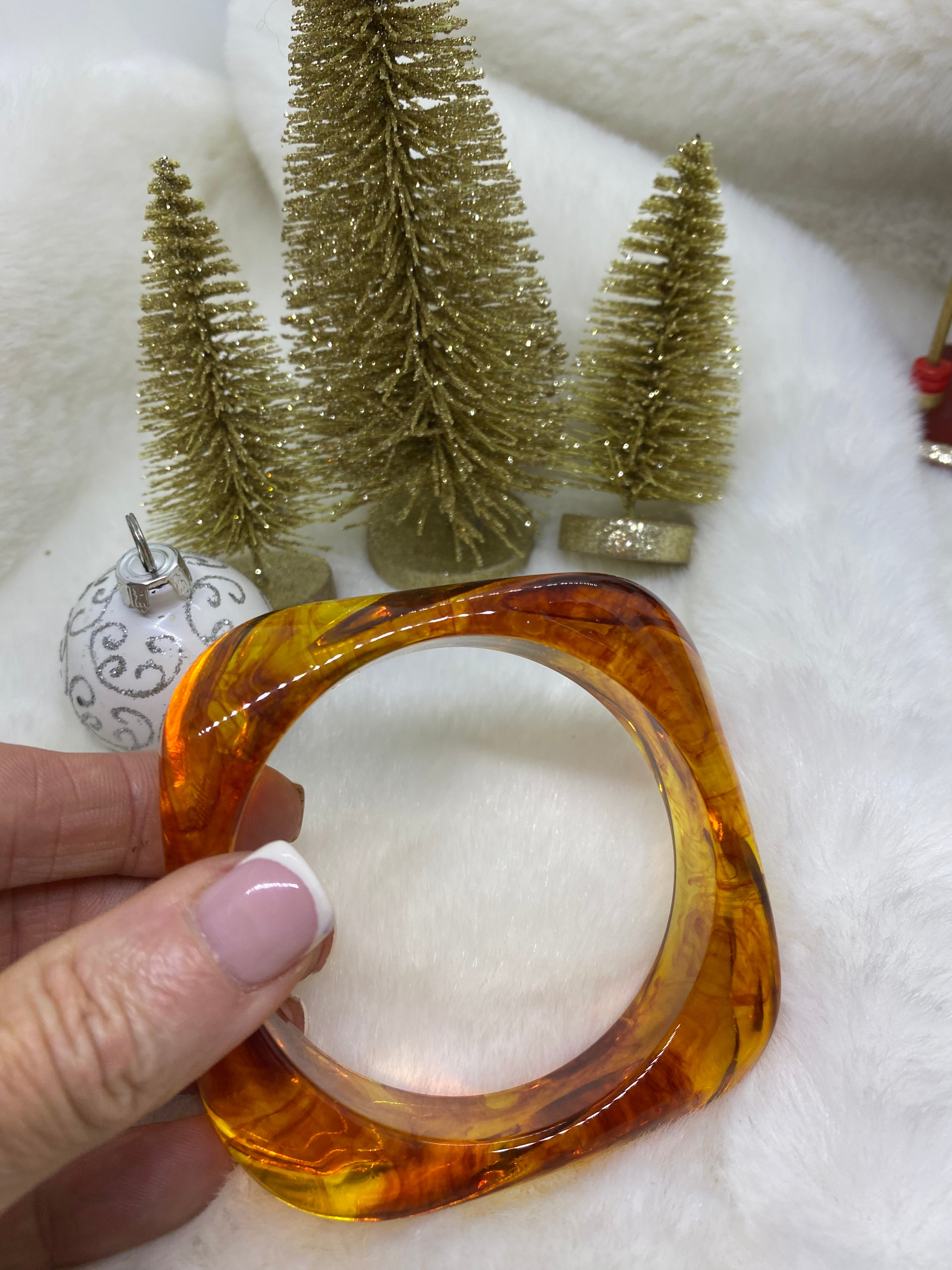 LOT DE TROIS BRACELETS RESINE  CAMEL , NOIR , AMBRE