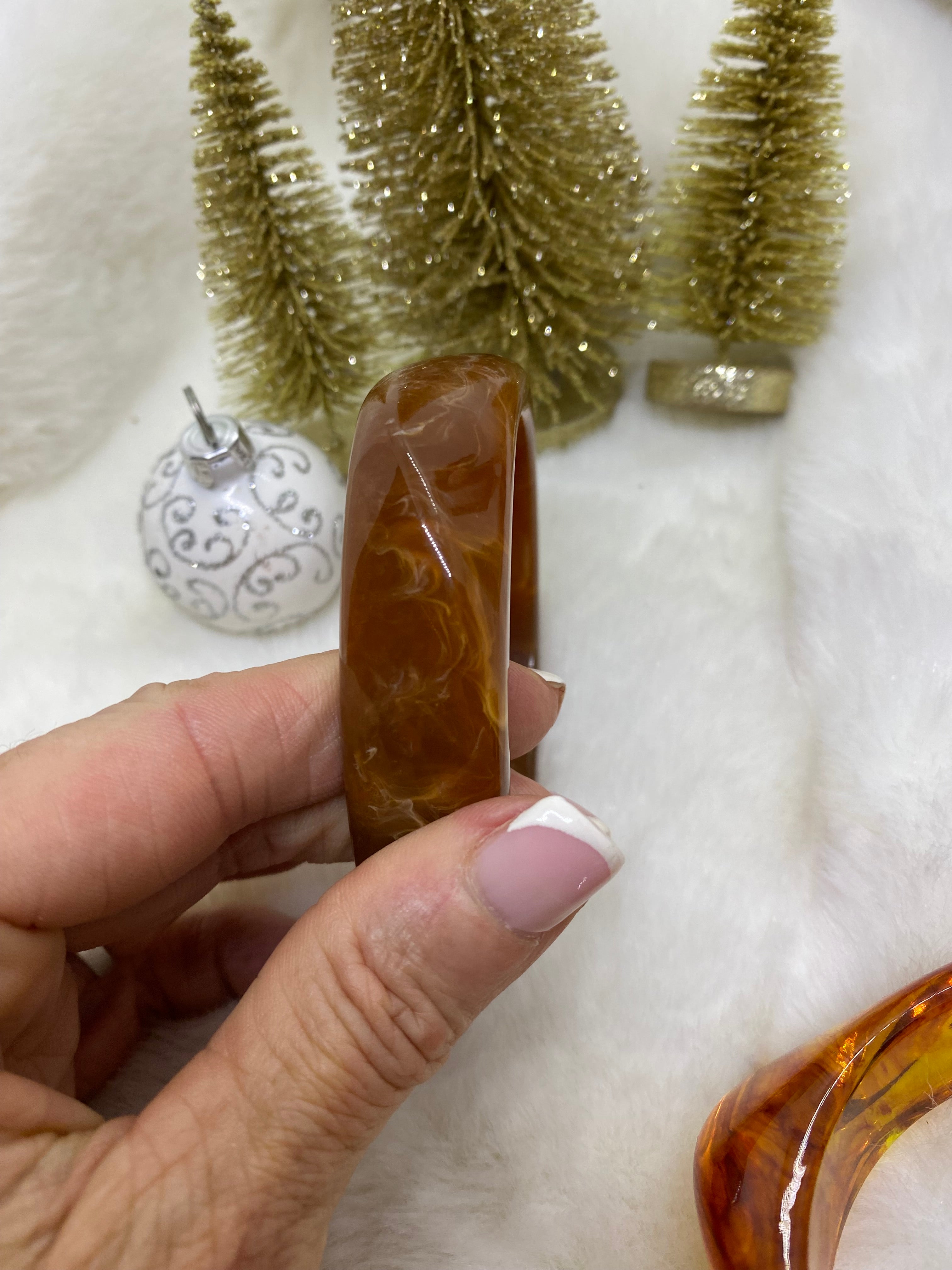 LOT DE TROIS BRACELETS RESINE  CAMEL , NOIR , AMBRE