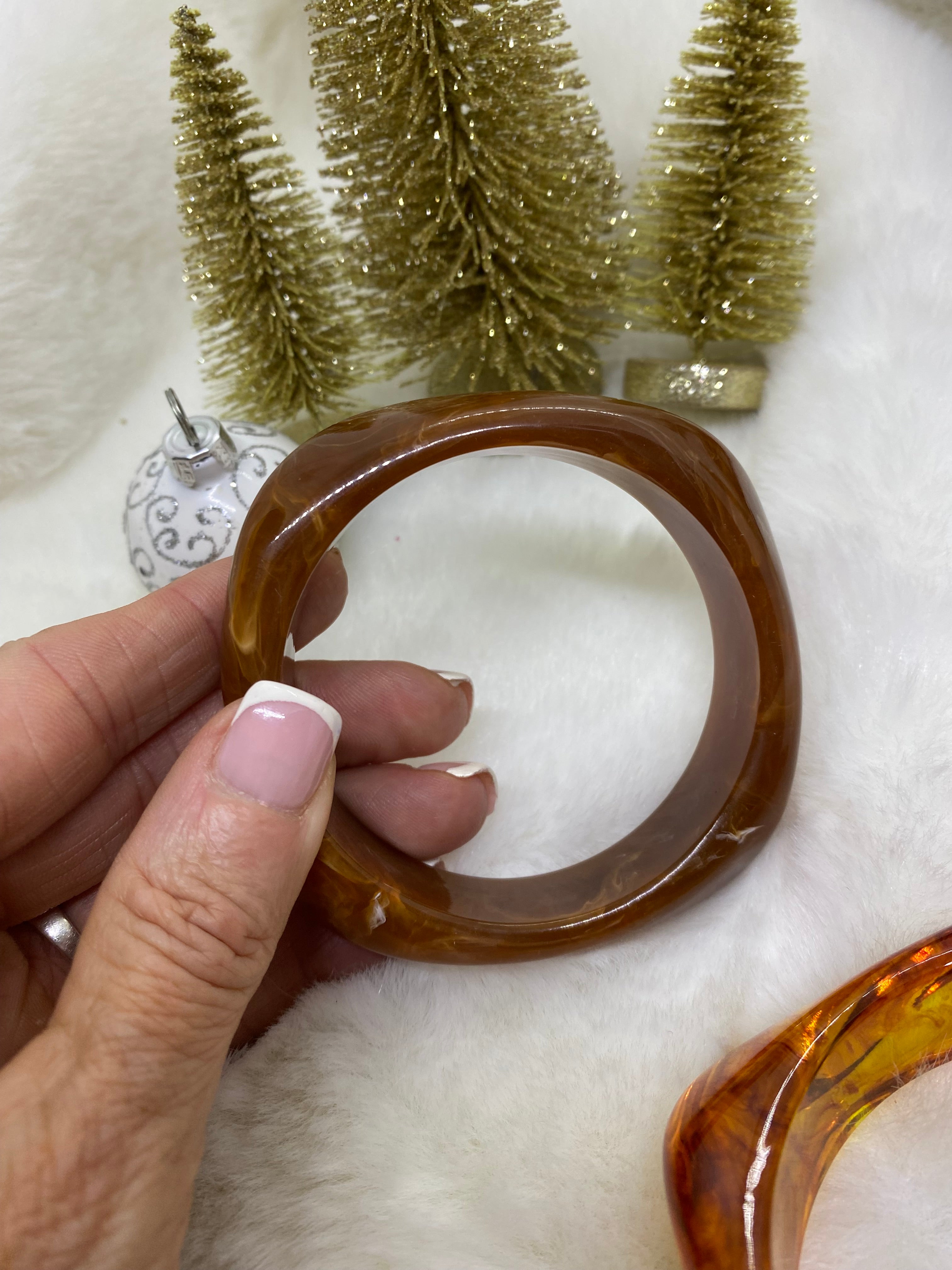 LOT DE TROIS BRACELETS RESINE  CAMEL , NOIR , AMBRE