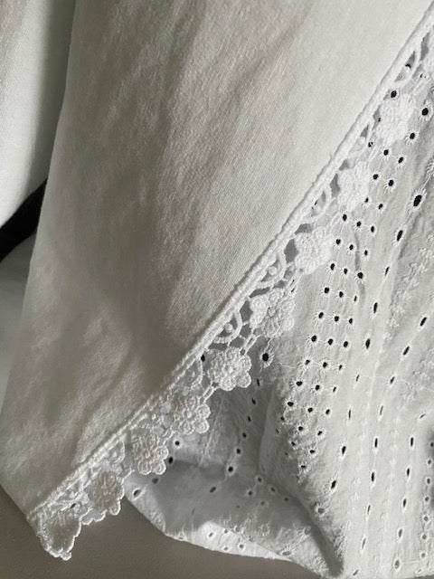 TOP FLEURS BLANC    36/42 petit 44