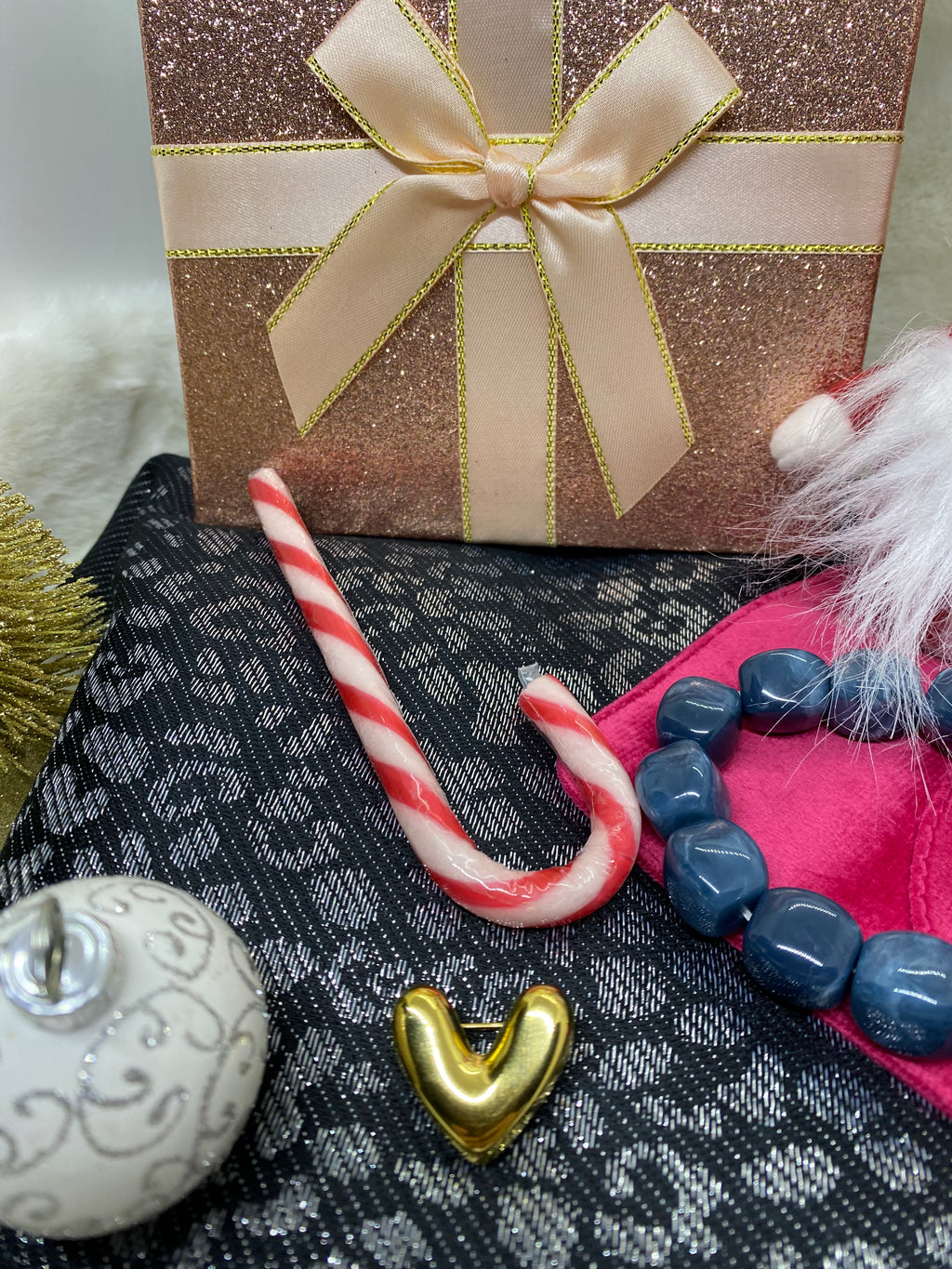 COFFRET DE NOEL  (ECHARPE LEO NOIRE , BRACELET POP CORN , BROCHE )