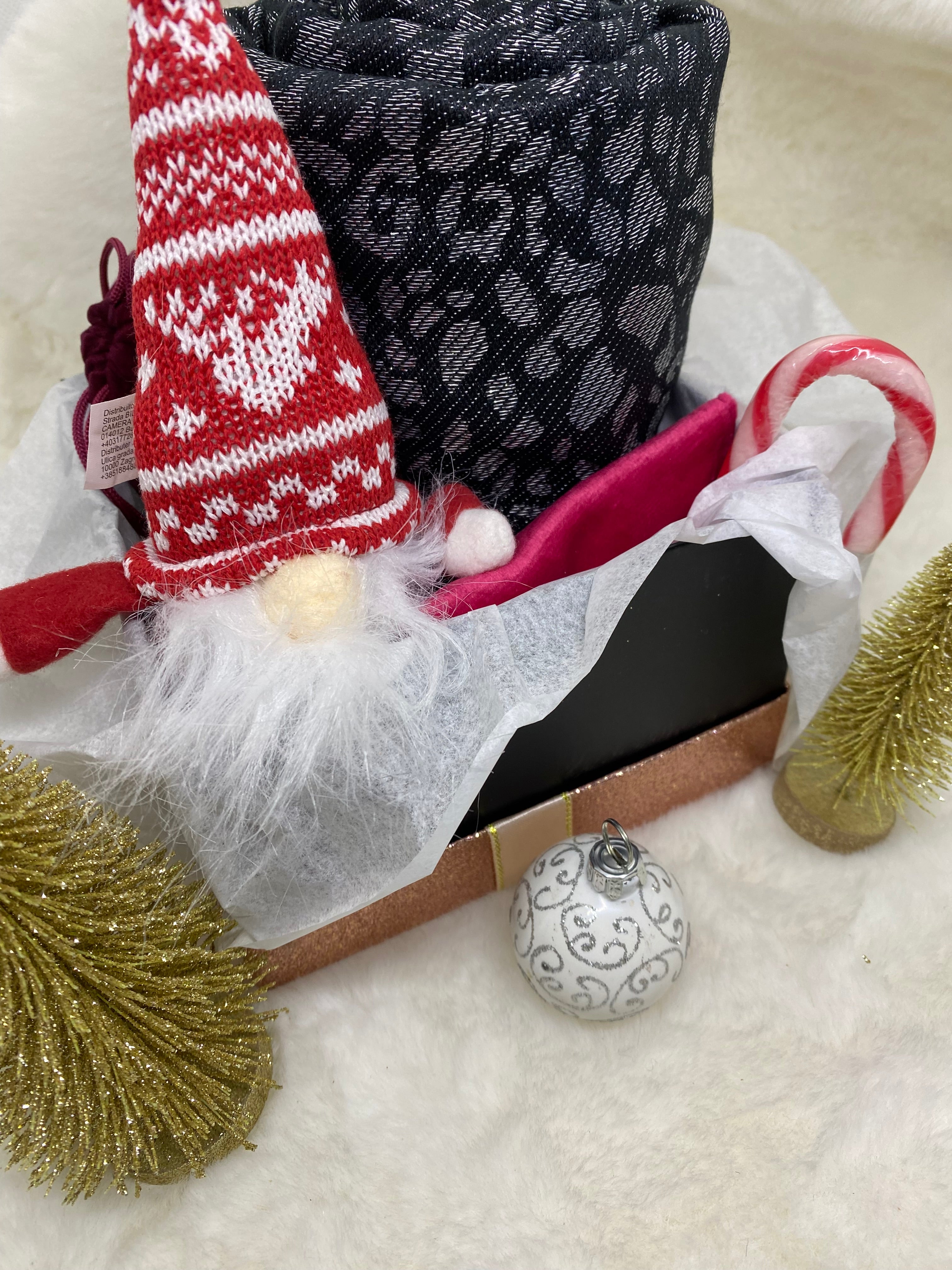 COFFRET DE NOEL  (ECHARPE LEO NOIRE , BRACELET POP CORN , BROCHE )