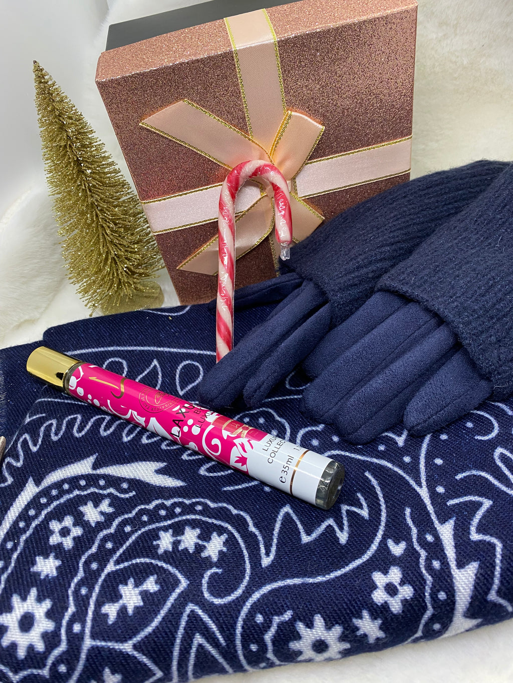 COFFRET DE NOEL (ECHARPE BANDANA , ENSEMBLE GANTS ET MIAINES , DEUX PARFUMS DE SAC )