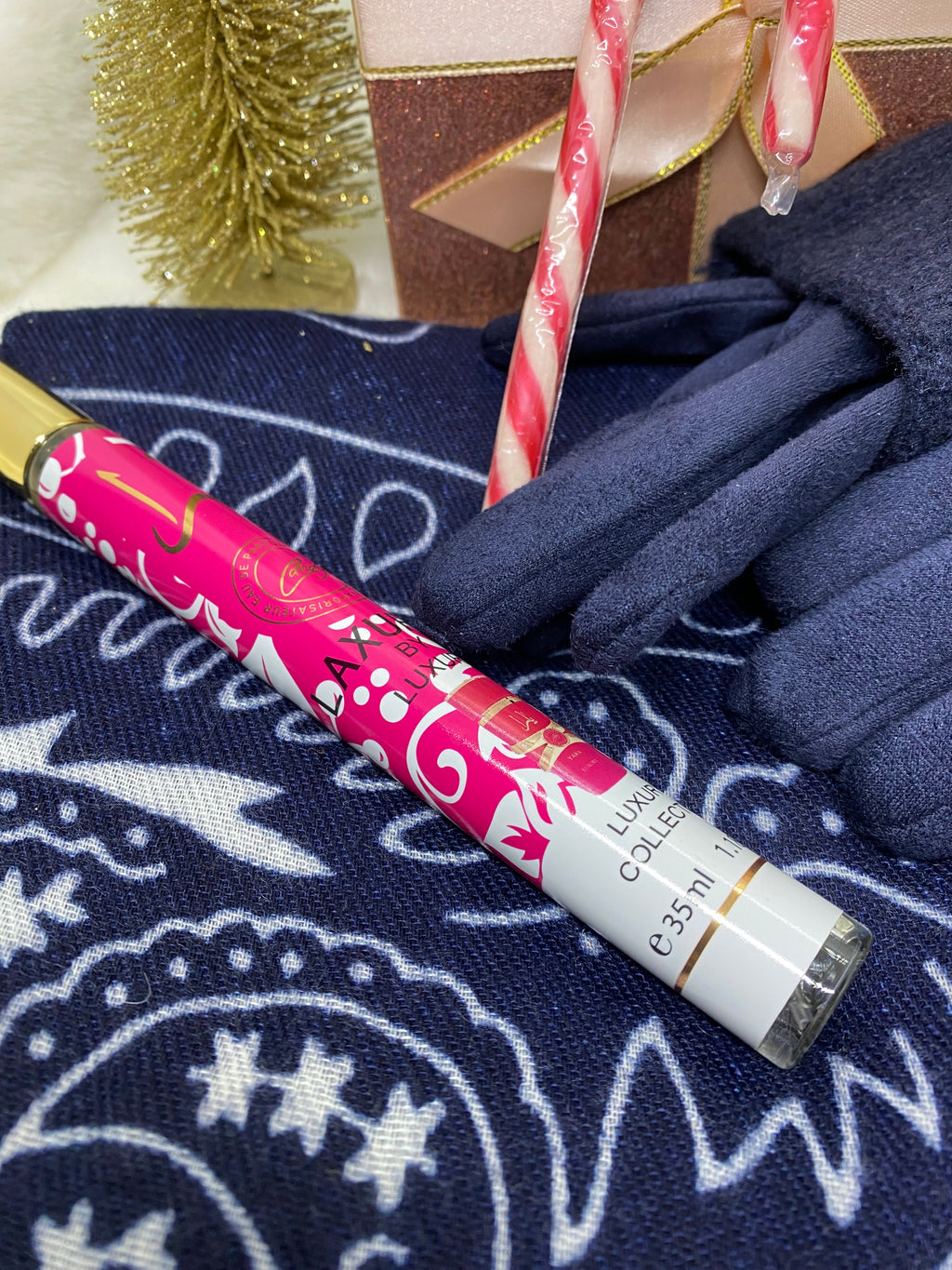 COFFRET DE NOEL (ECHARPE BANDANA , ENSEMBLE GANTS ET MIAINES , DEUX PARFUMS DE SAC )