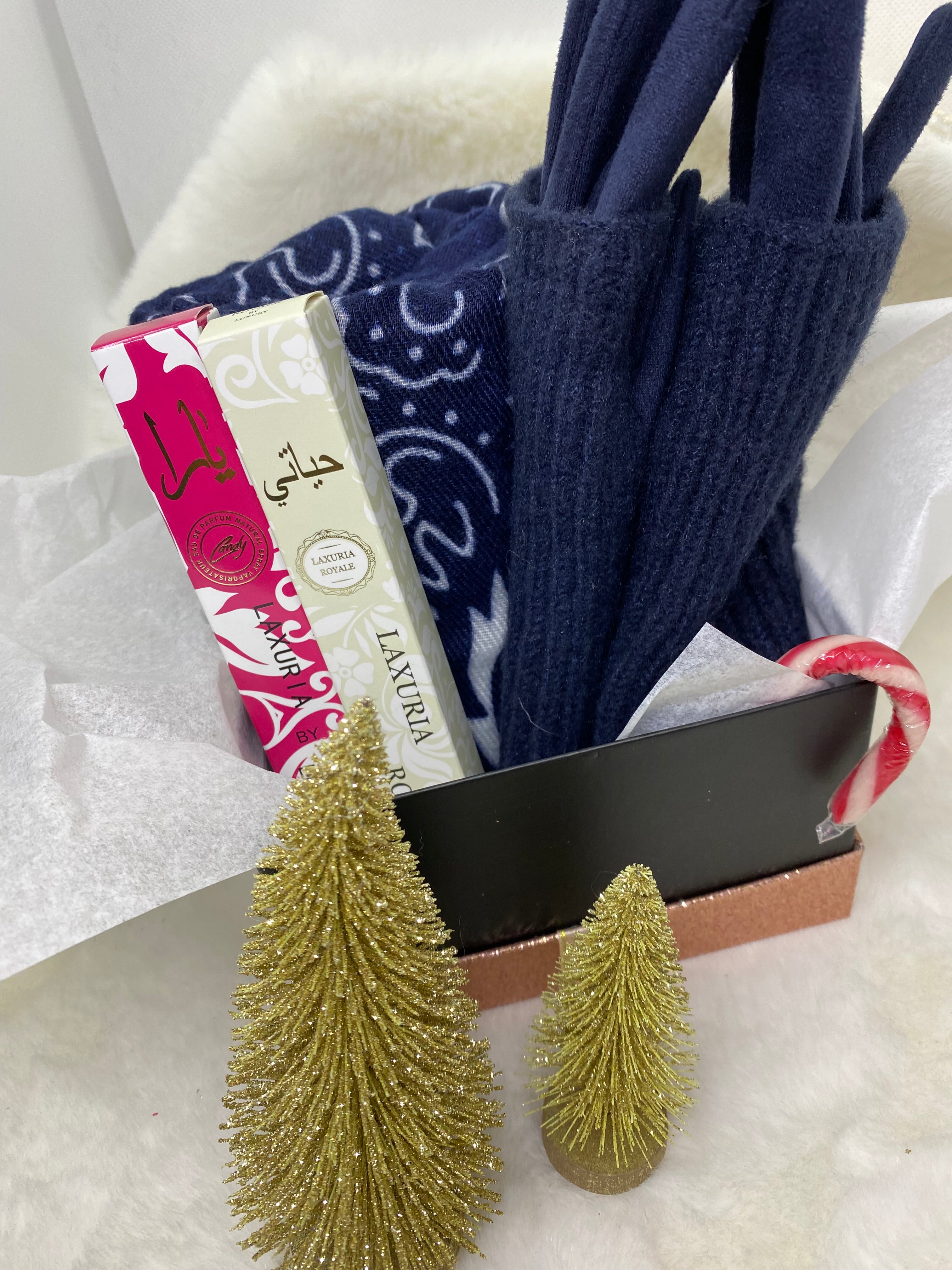 COFFRET DE NOEL (ECHARPE BANDANA , ENSEMBLE GANTS ET MIAINES , DEUX PARFUMS DE SAC )