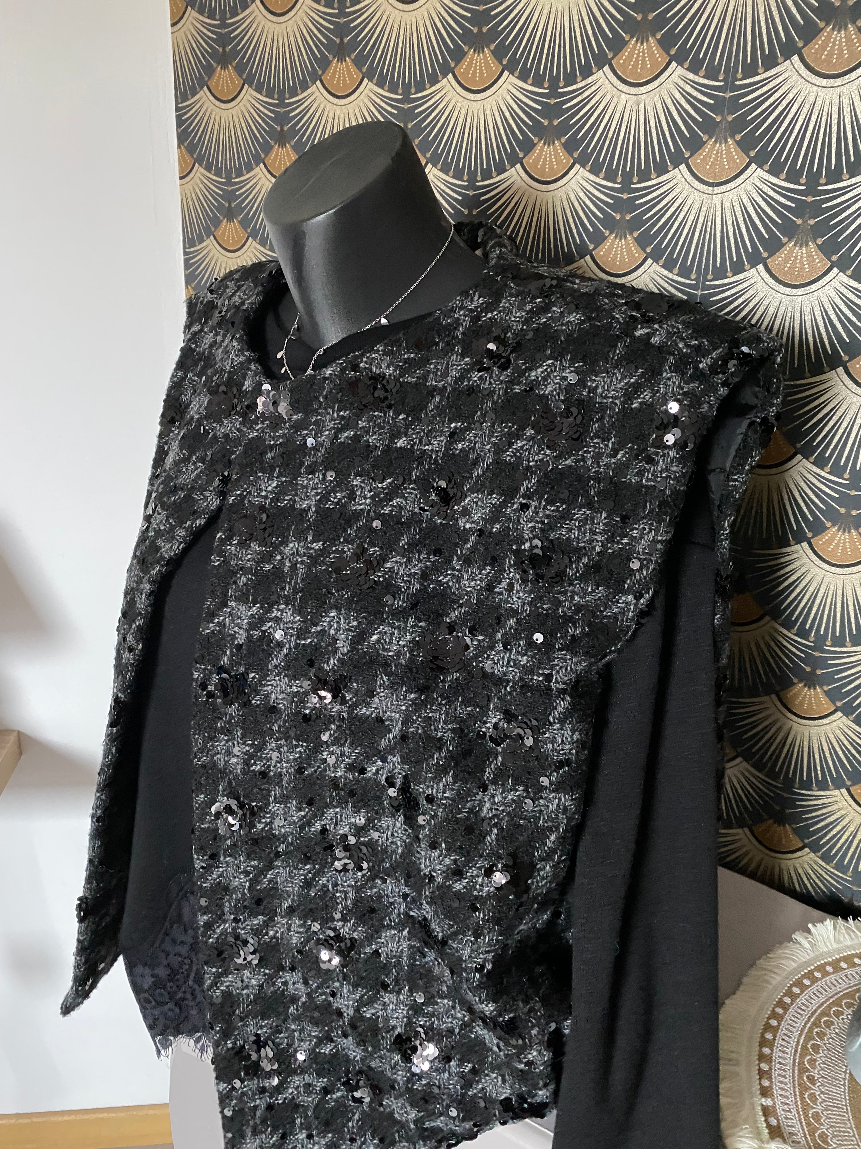 VESTE  TWEED ET SEQUINS   SANS MANCHE  Taille L/XL