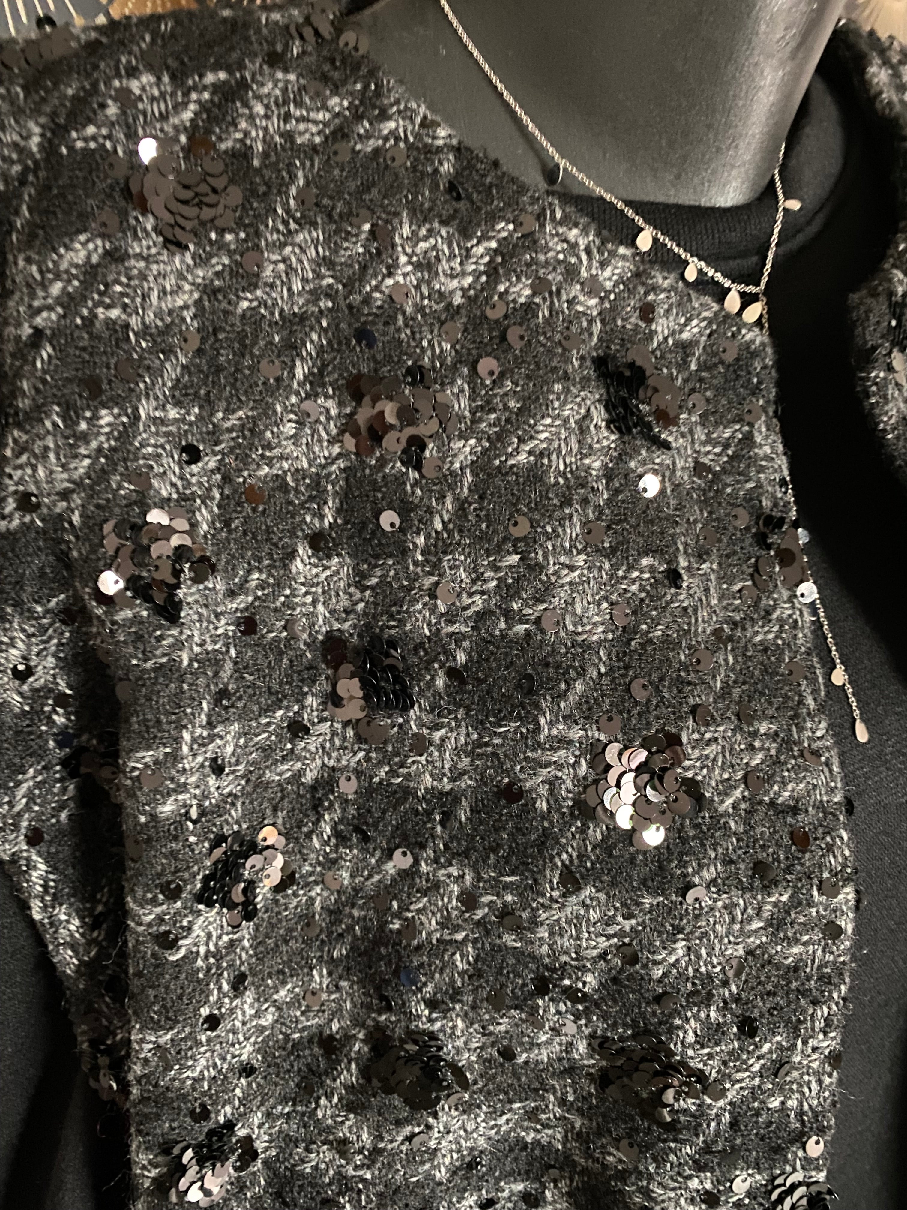 VESTE  TWEED ET SEQUINS   SANS MANCHE  Taille L/XL