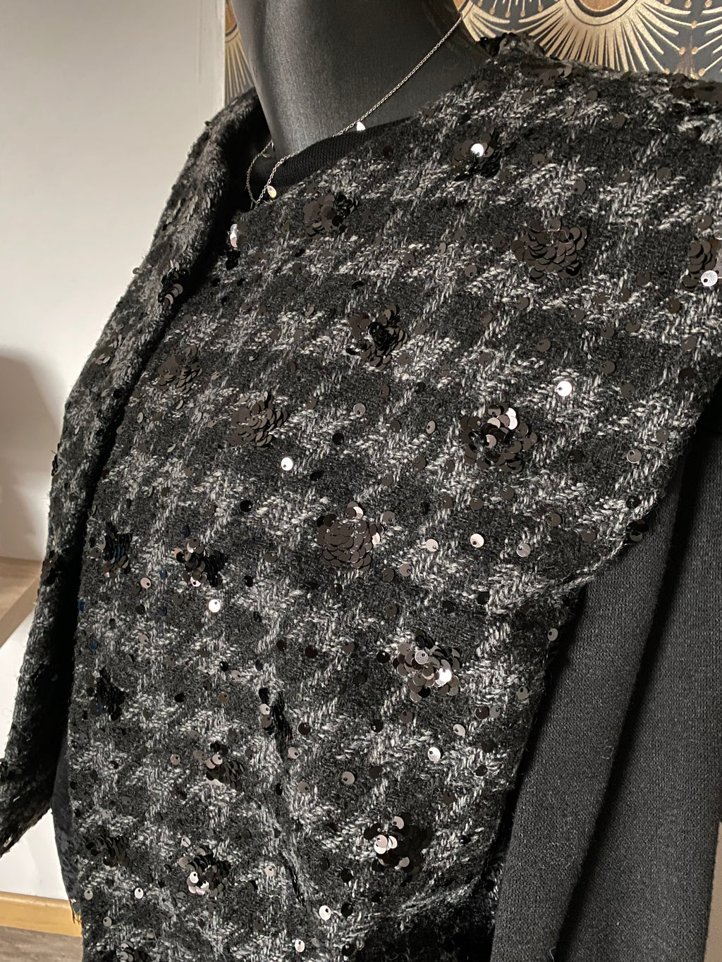VESTE  TWEED ET SEQUINS   SANS MANCHE  Taille L/XL