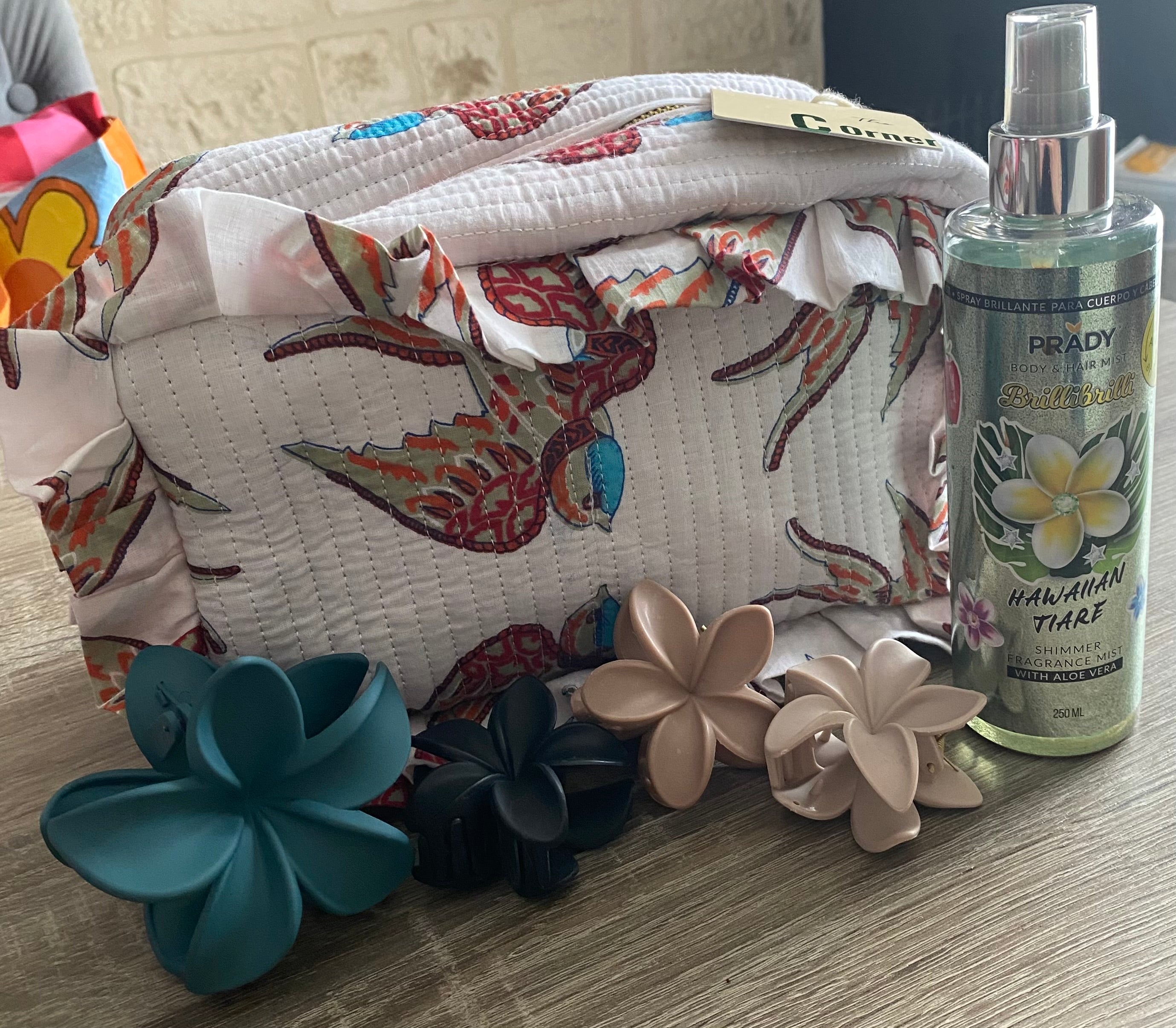 ENSEMBLE TROUSSE DE TOILETTE THE CORNER AVEC PINCES A CHEVEUX ET BRUME SCINTILLANTE