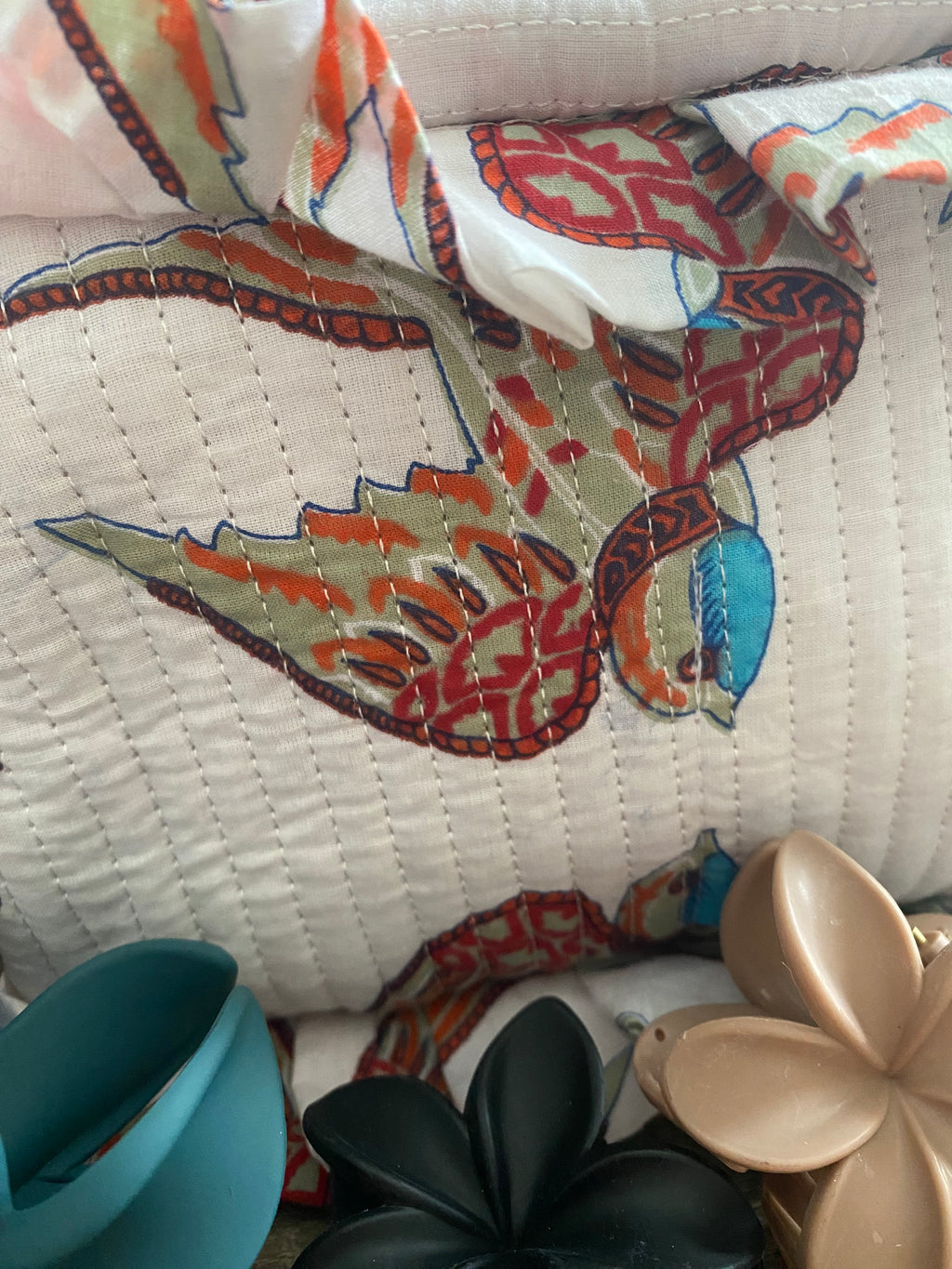 ENSEMBLE TROUSSE DE TOILETTE THE CORNER AVEC PINCES A CHEVEUX ET BRUME SCINTILLANTE