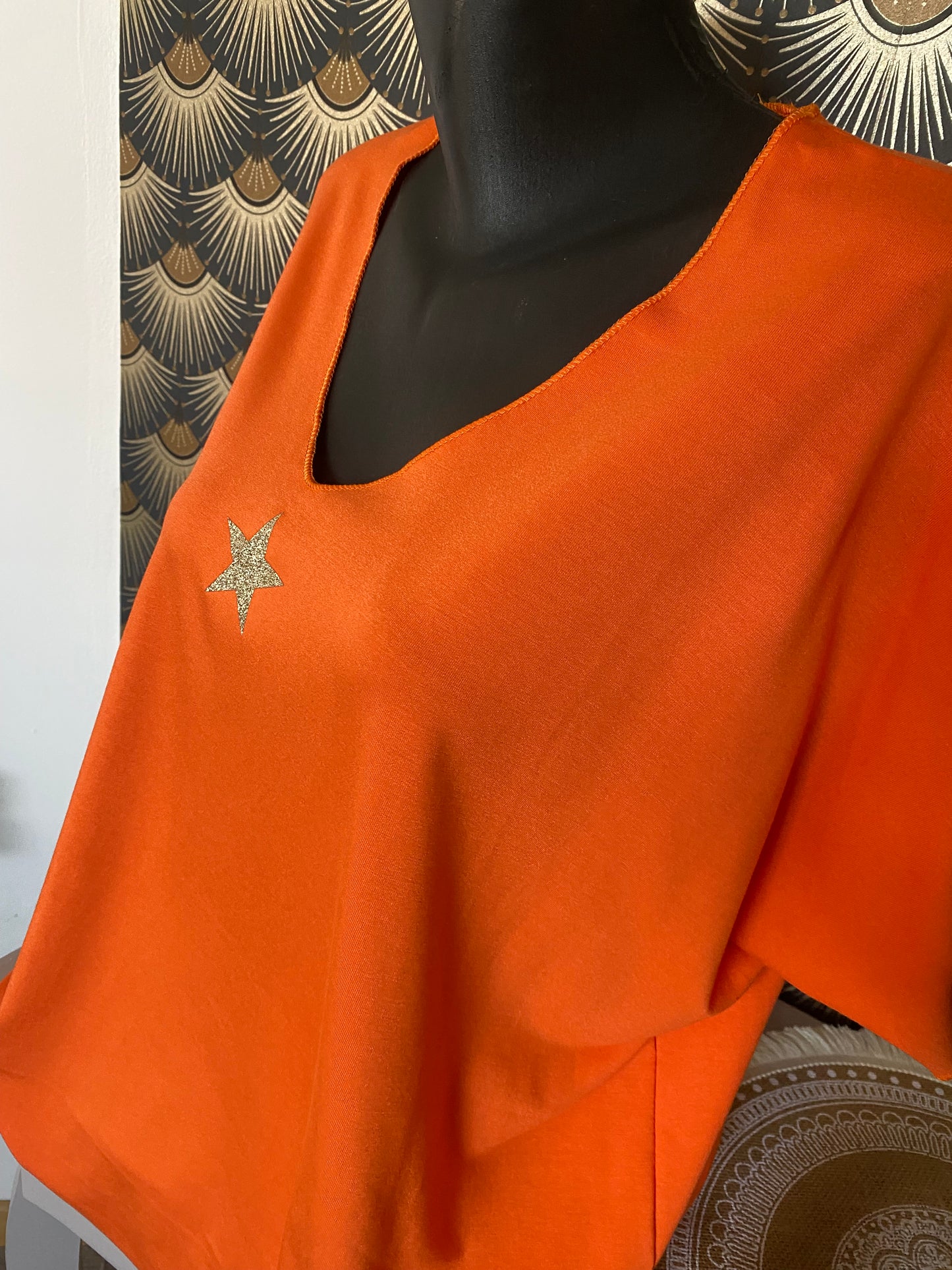 TOP STELLA 42/48  DEUX COLORIS ( BLANC CASSE ET ORANGE)