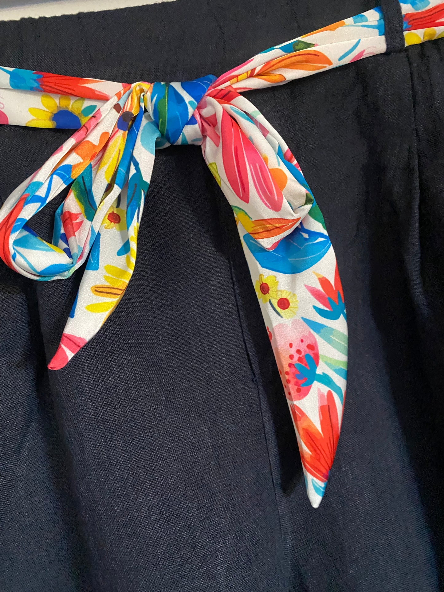 SHORT LIN CEINTURE FLORAL   36/42  petit 44  TROIS COULEURS  ( BLEU , BLANC , ECRU )