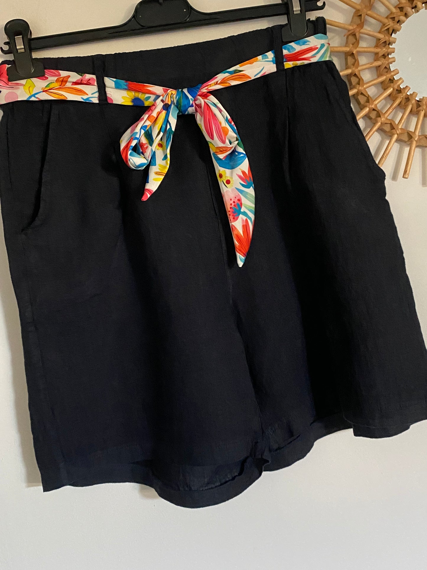 SHORT LIN CEINTURE FLORAL   36/42  petit 44  TROIS COULEURS  ( BLEU , BLANC , ECRU )