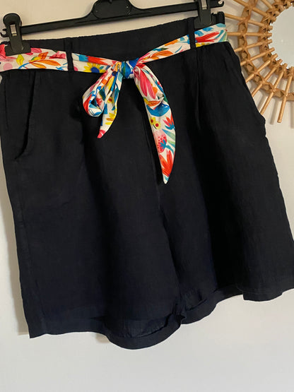 SHORT LIN CEINTURE FLORAL   36/42  petit 44  TROIS COULEURS  ( BLEU , BLANC , ECRU )