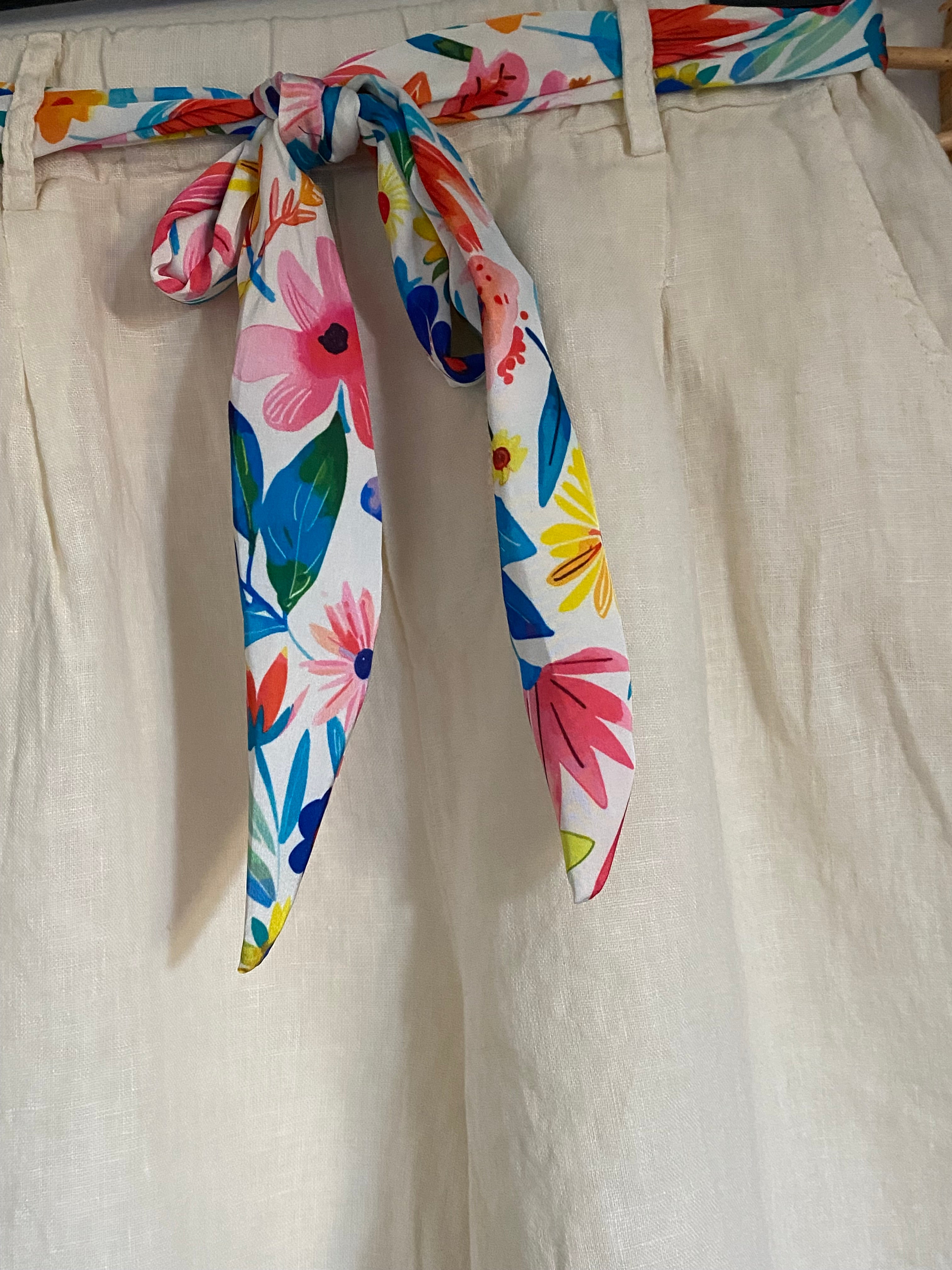 SHORT LIN CEINTURE FLORAL   36/42  petit 44  TROIS COULEURS  ( BLEU , BLANC , ECRU )