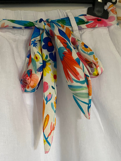 SHORT LIN CEINTURE FLORAL   36/42  petit 44  TROIS COULEURS  ( BLEU , BLANC , ECRU )