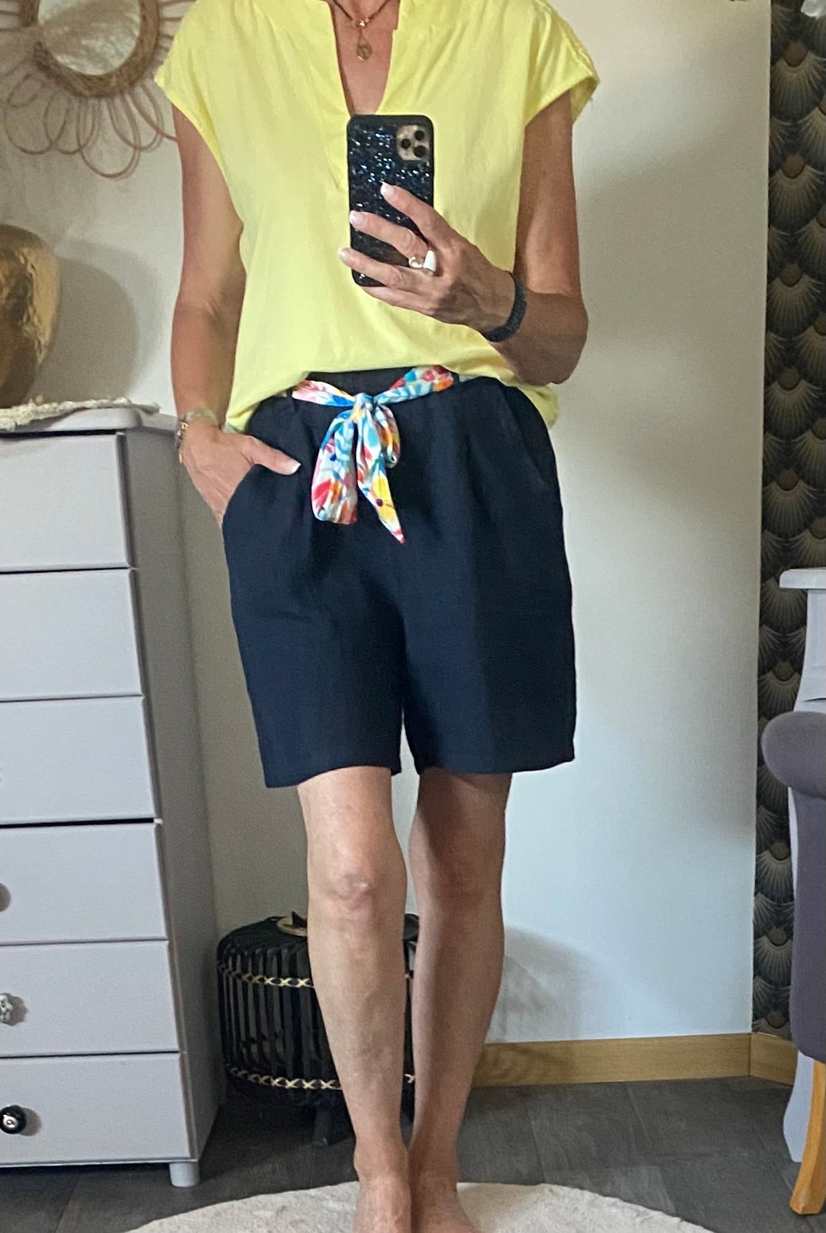 SHORT LIN CEINTURE FLORAL   36/42  petit 44  TROIS COULEURS  ( BLEU , BLANC , ECRU )