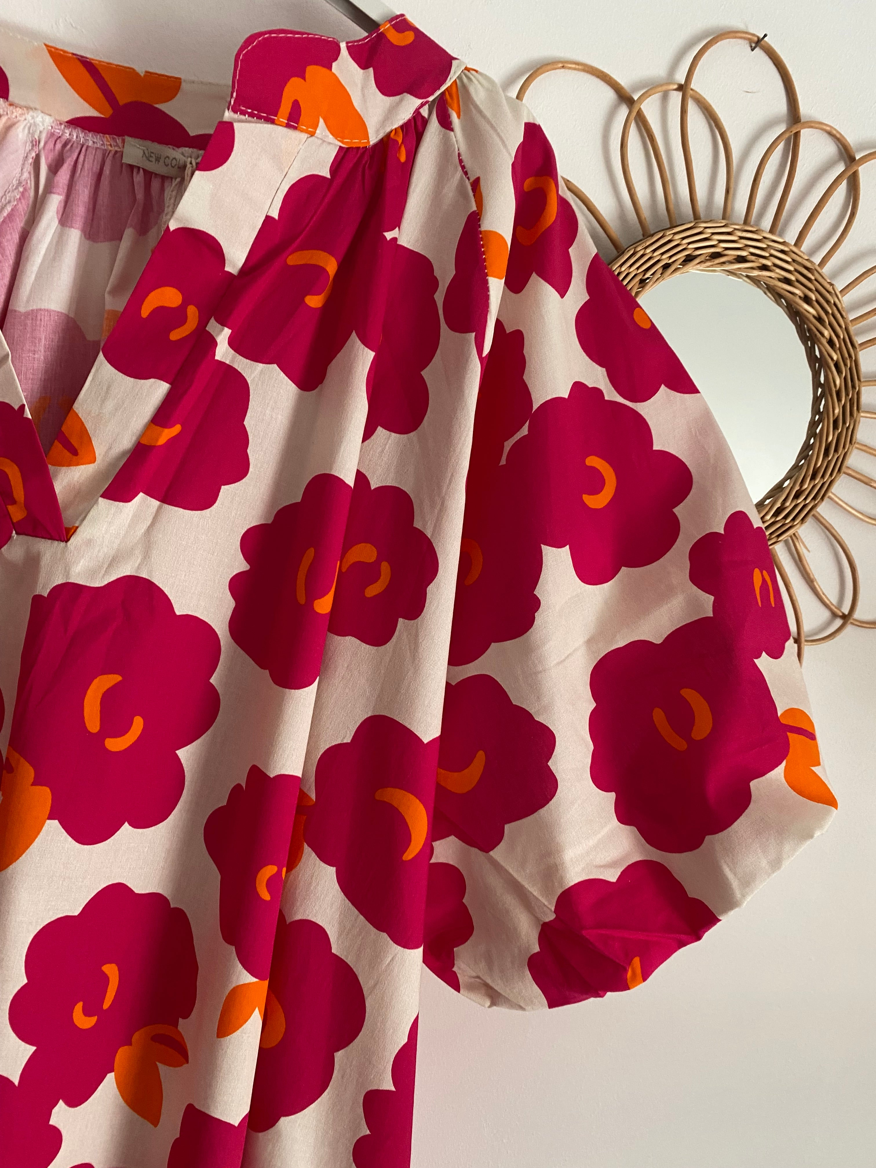 ROBE COURTE   FLEURS FUSHIA  TU 38/48