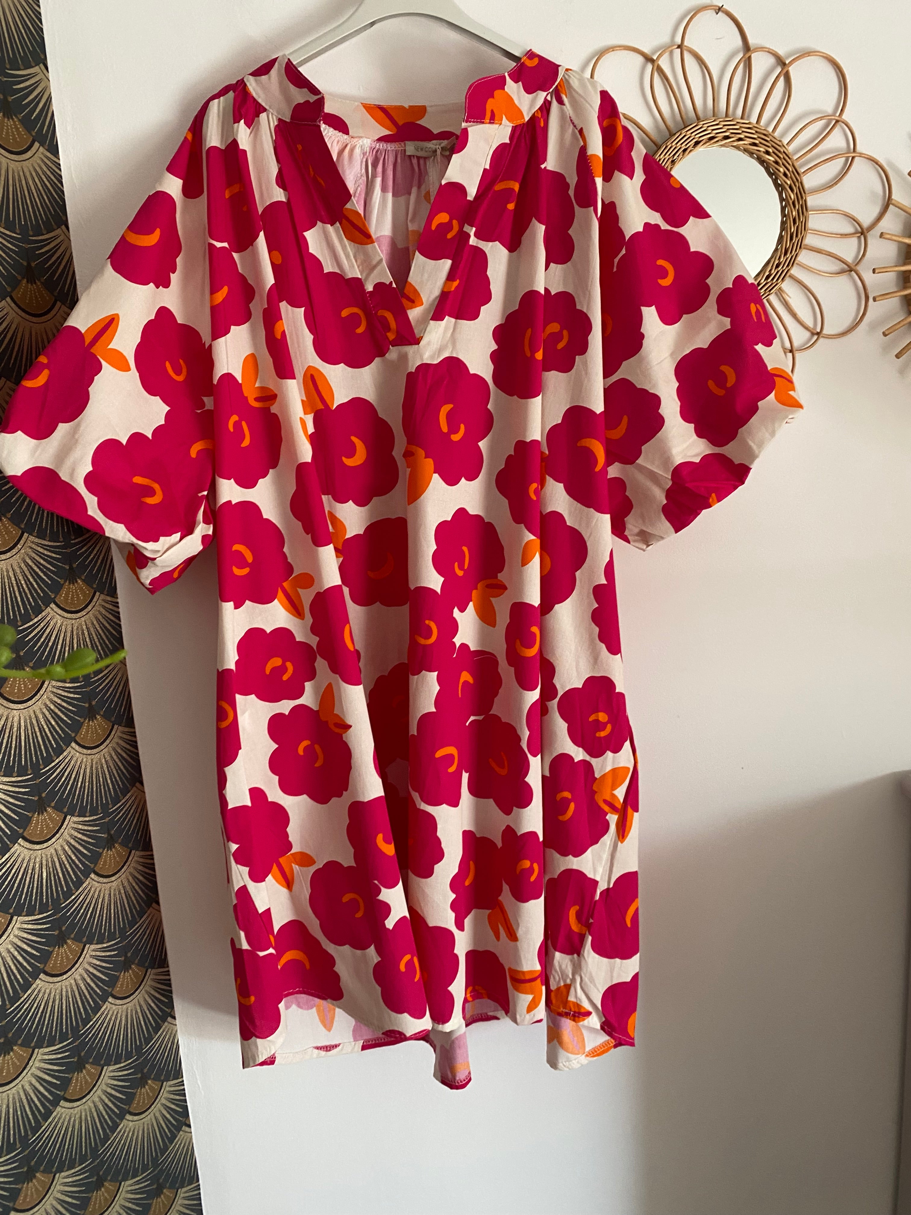 ROBE COURTE   FLEURS FUSHIA  TU 38/48