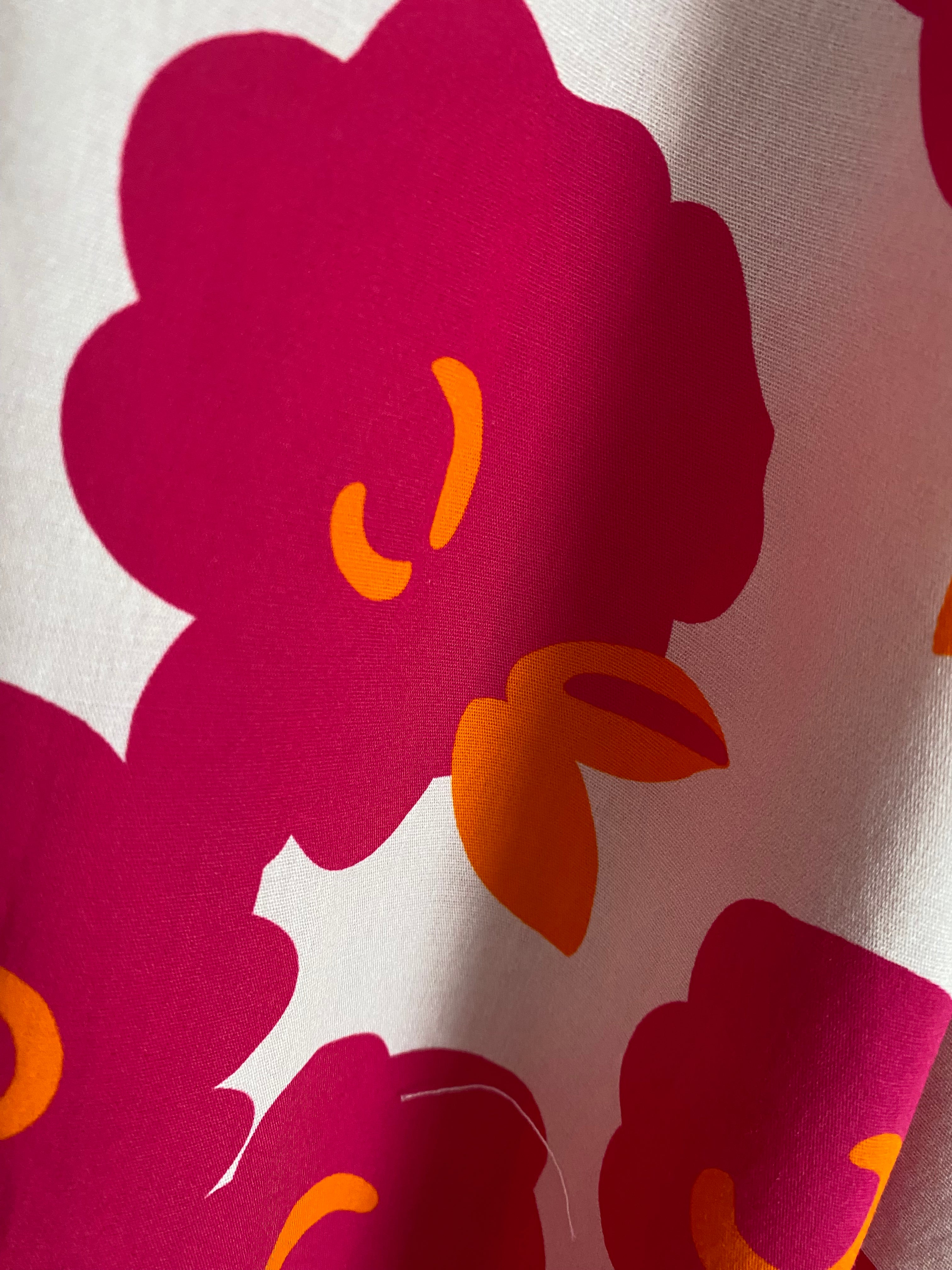 ROBE COURTE   FLEURS FUSHIA  TU 38/48