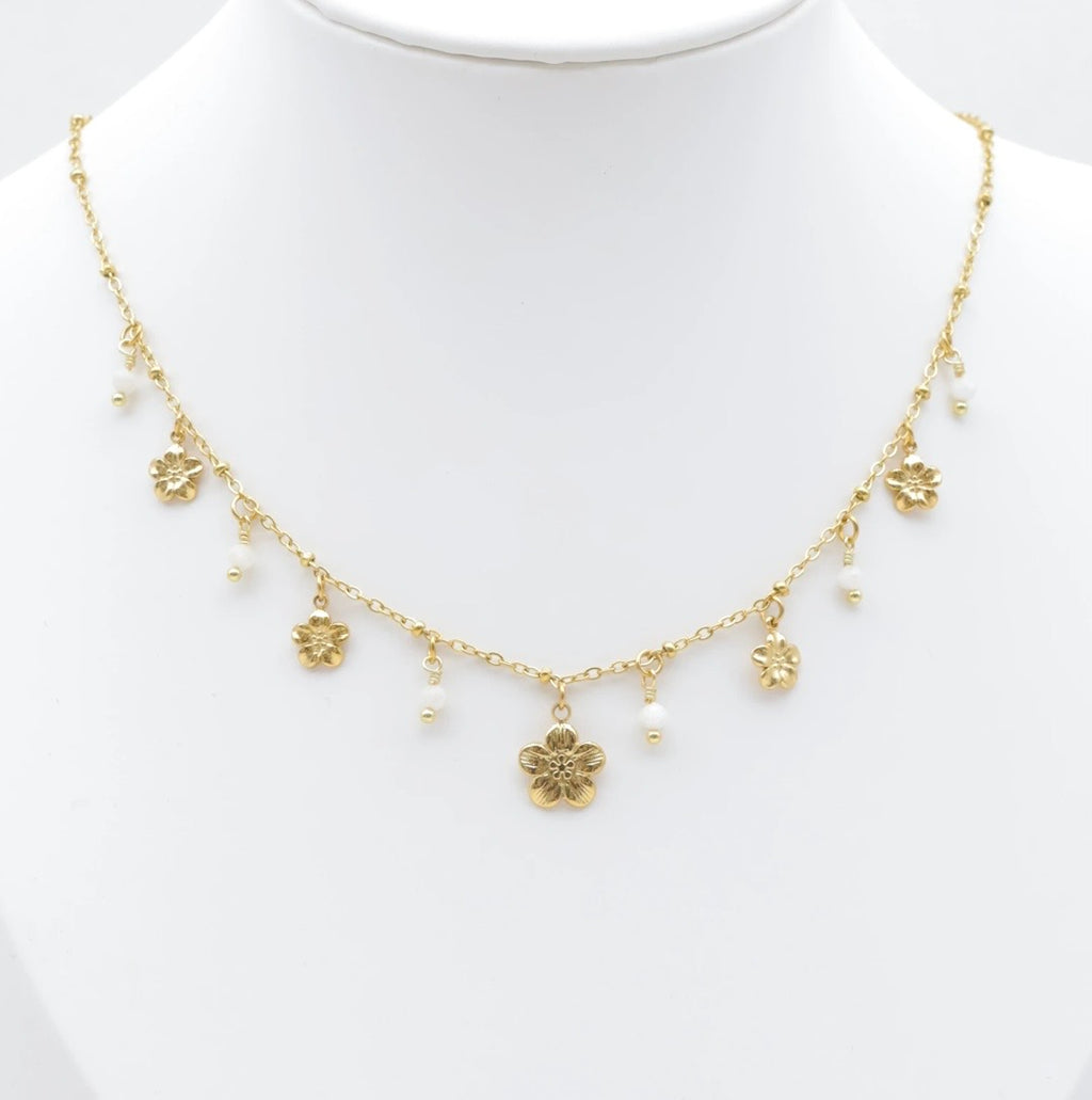 COLLIER FLEUR PERLES BLANCHES ACIER INOXYDABLE DORE