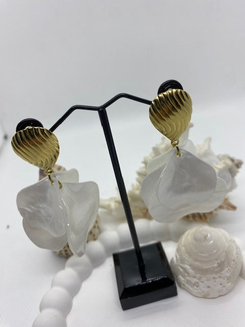 BOUCLES D'OREILLES  BLANCHES  SAINTE ANNE