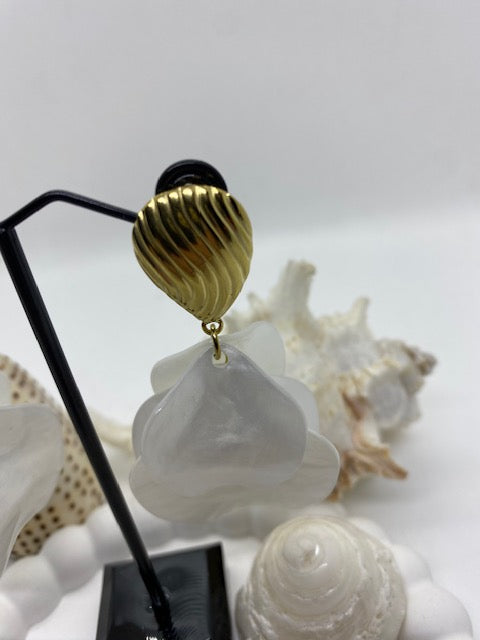 BOUCLES D'OREILLES  BLANCHES  SAINTE ANNE